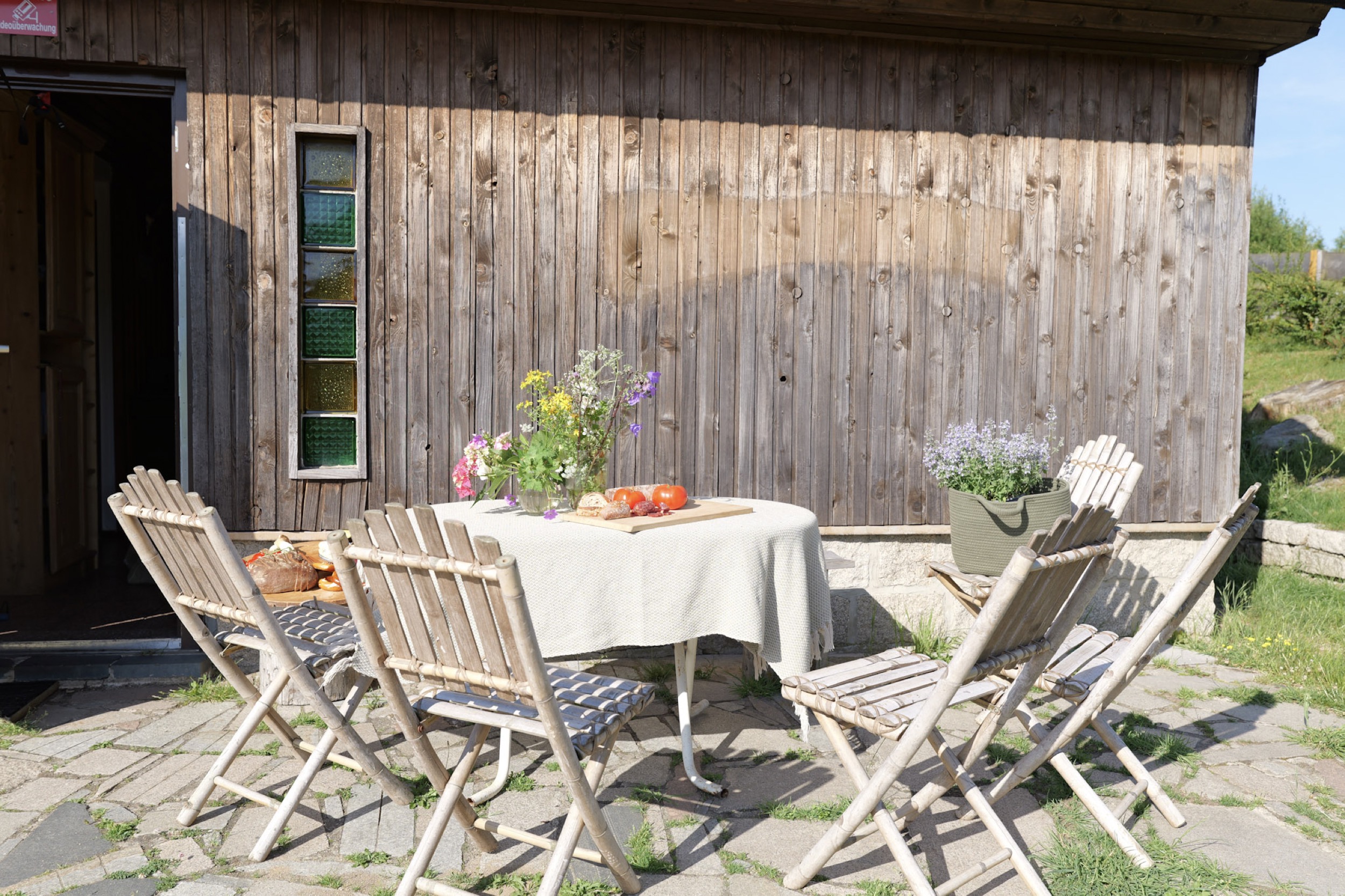 bergwacht terrasse tisch mit brot tomaten und blumen