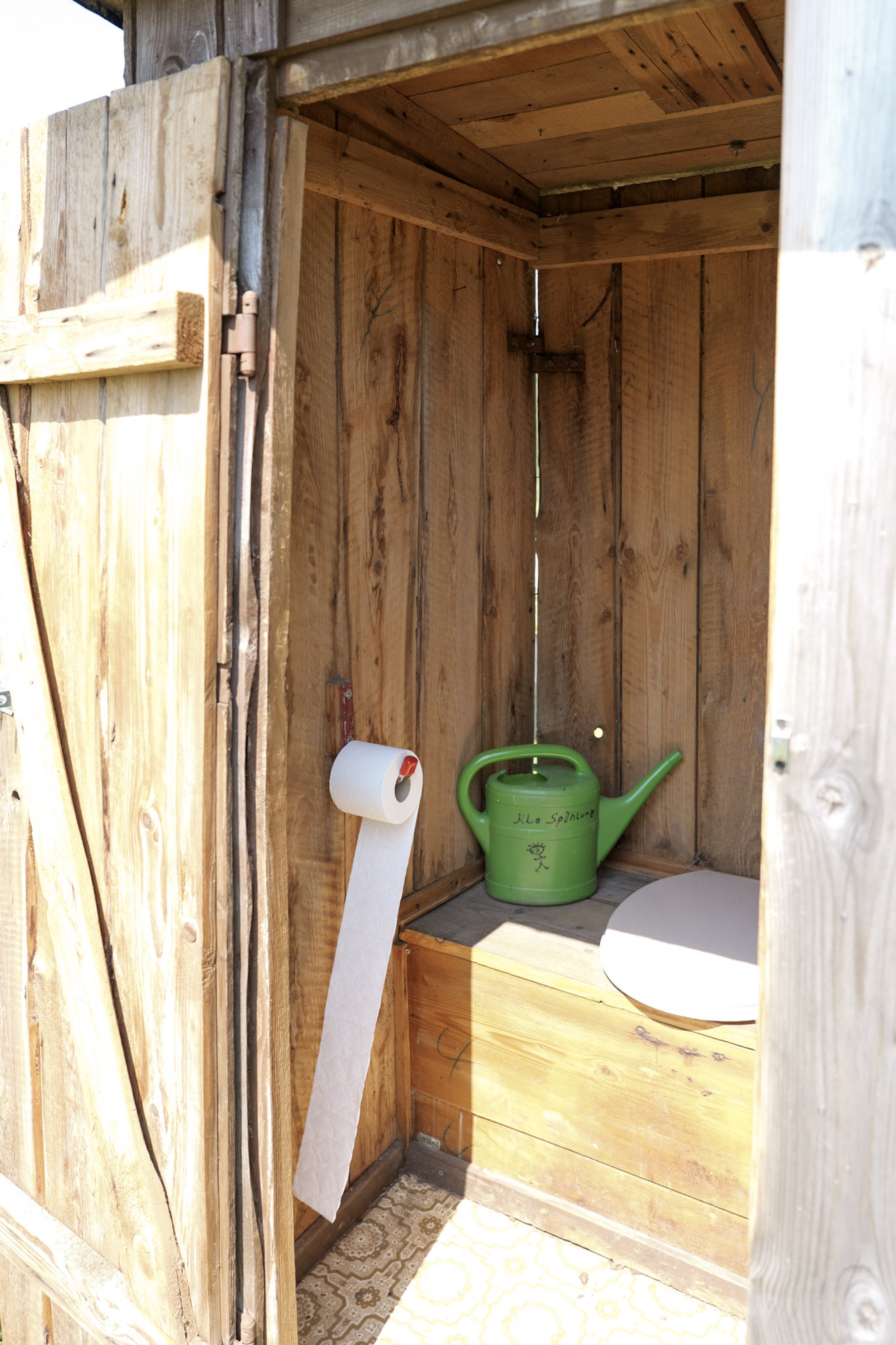 bergwacht-toilettenhaeuschen-innenansicht-mit-giesskanne