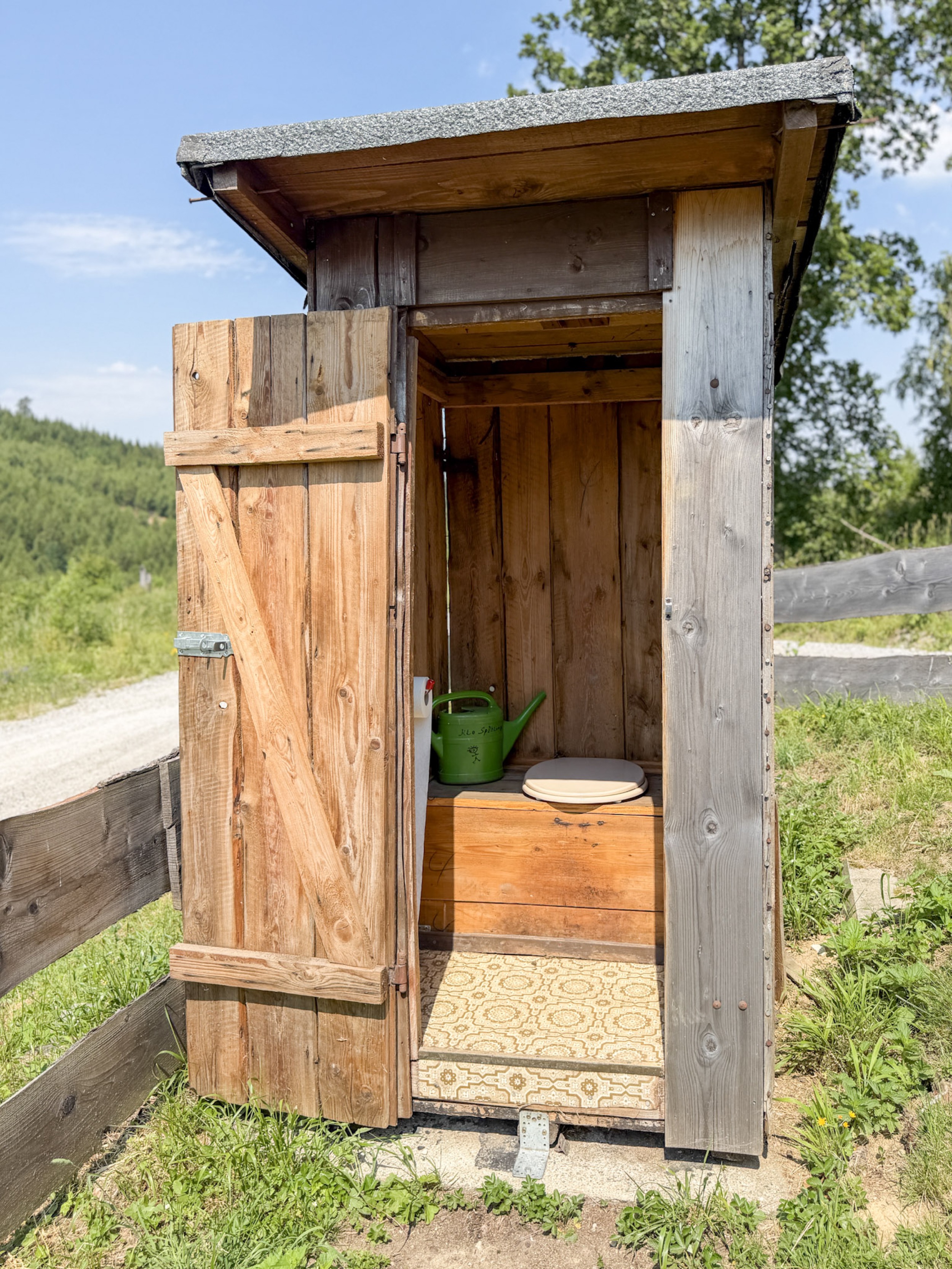 bergwacht-trockentoilette-holzhuette-nahaufnahme-tuer-offen