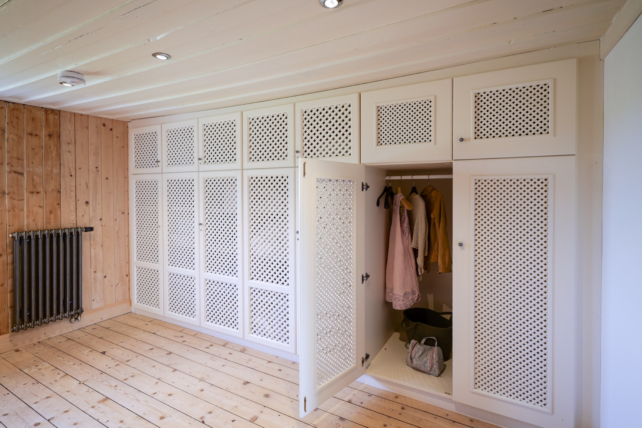 carlshaus ankleide gitterschraenke eingebauter kleiderschrank offene tuer