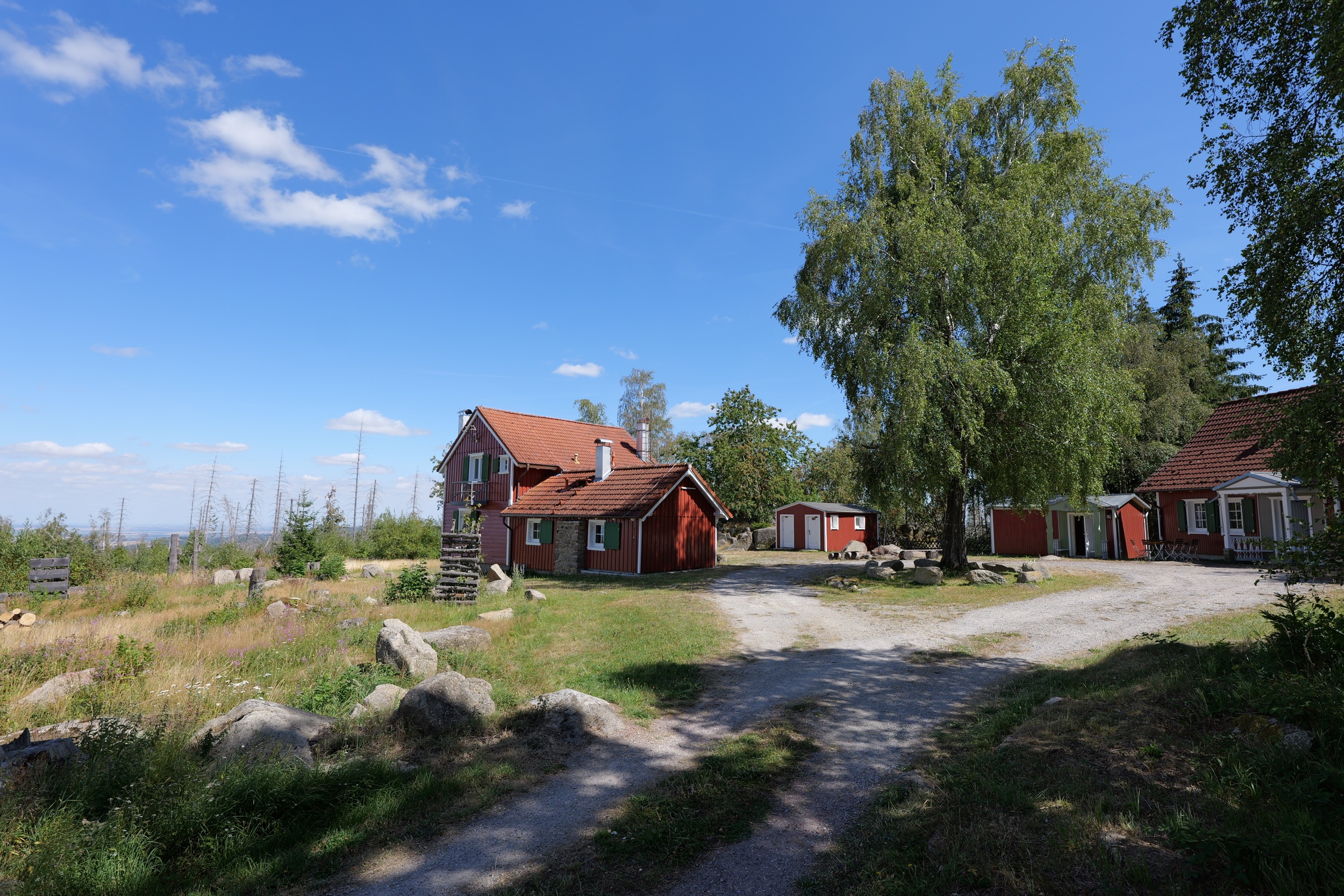 carlshaus aug 26 aussenansicht mit birke und nebengebaeuden