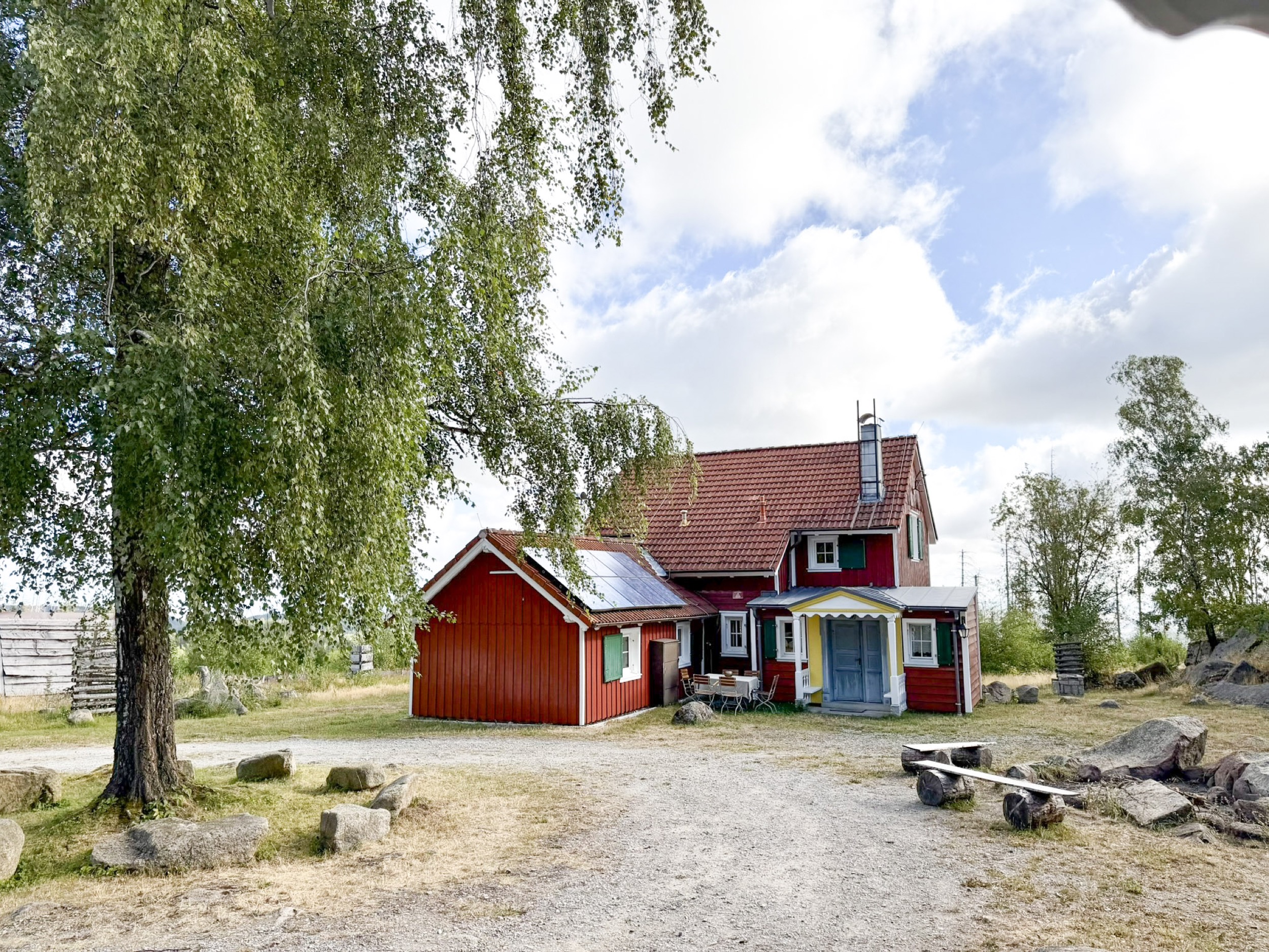 carlshaus aug 26 aussenansicht mit birke und schotterweg