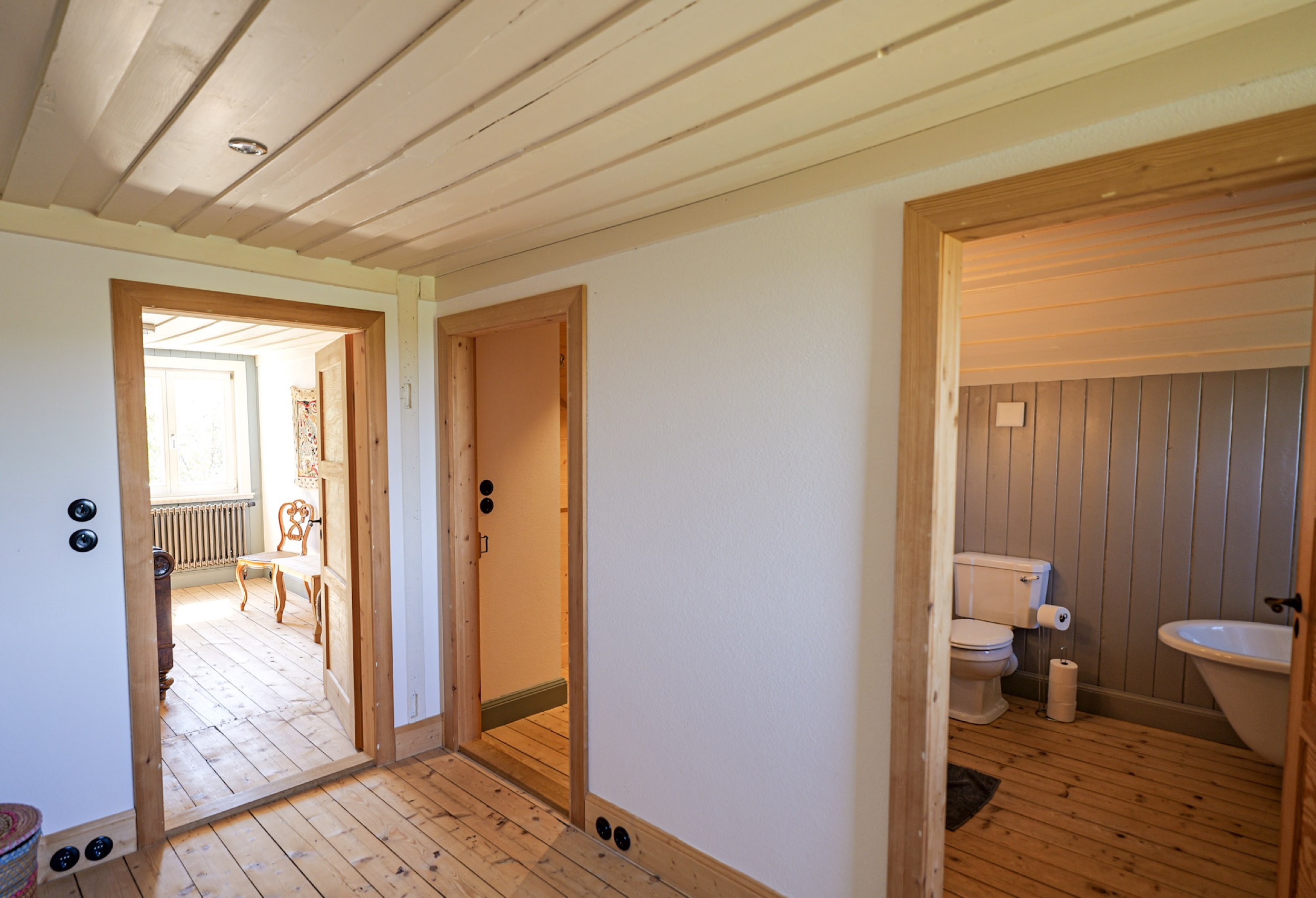 carlshaus aug 26 dachgeschoss flur mit holztueren zum schlafzimmer