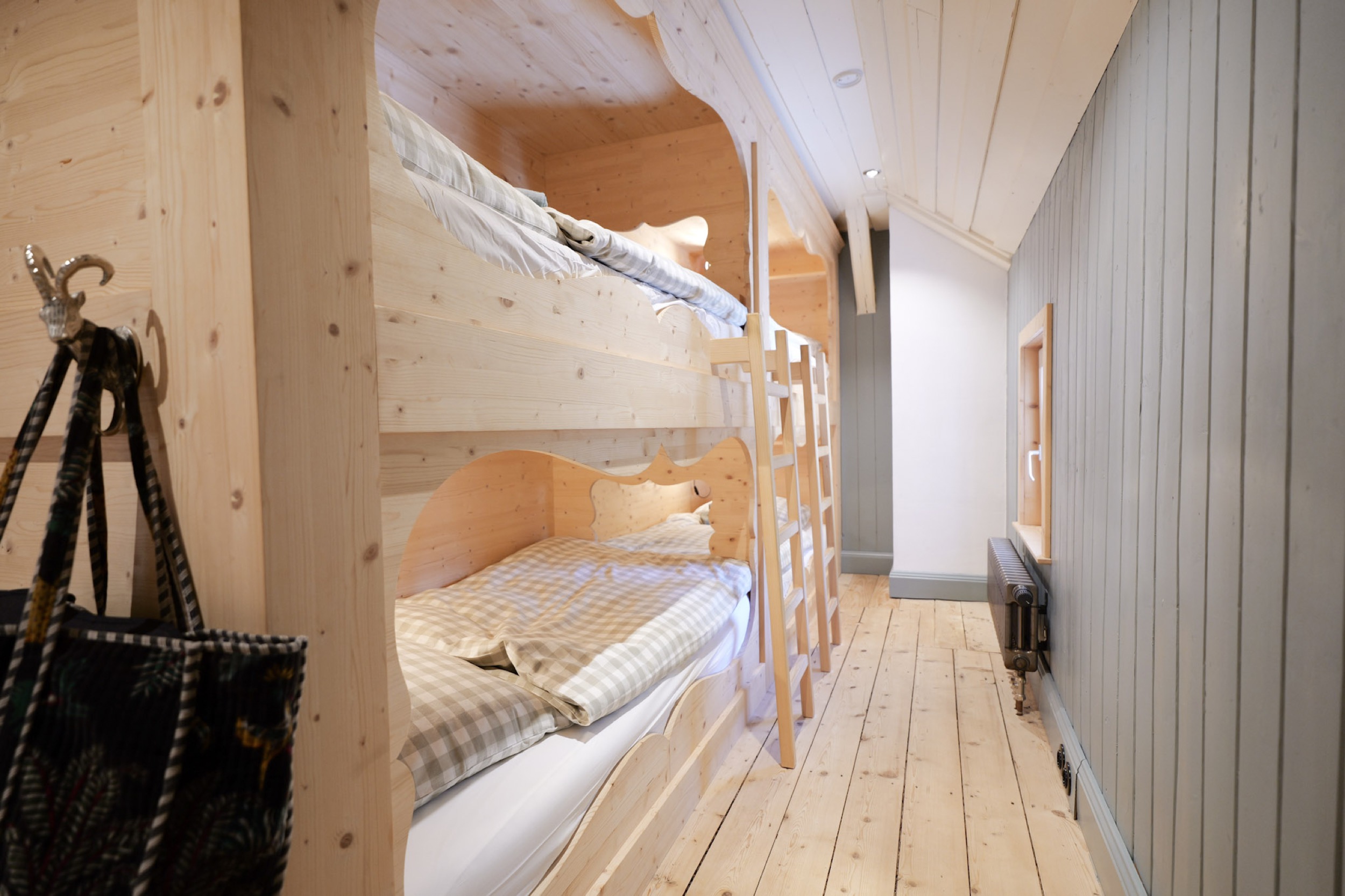 carlshaus aug 26 dachgeschoss flur mit offenen holztueren und tasche