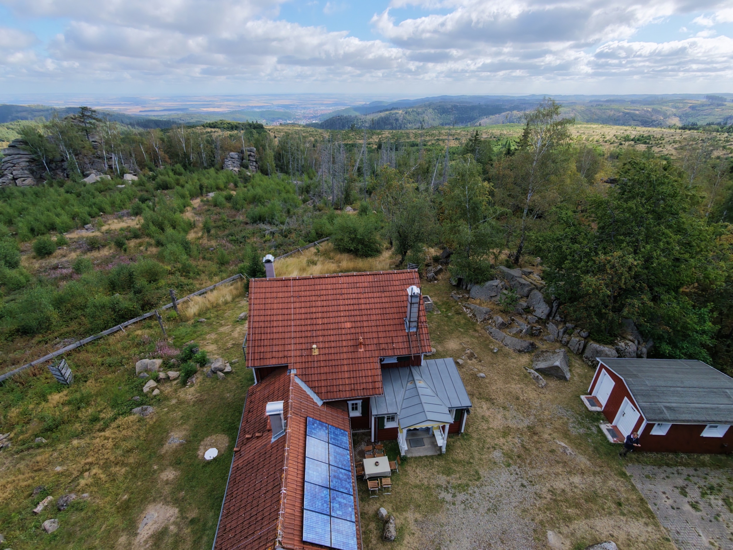 carlshaus aug 26 drohnenaufnahme mit blick auf den harz