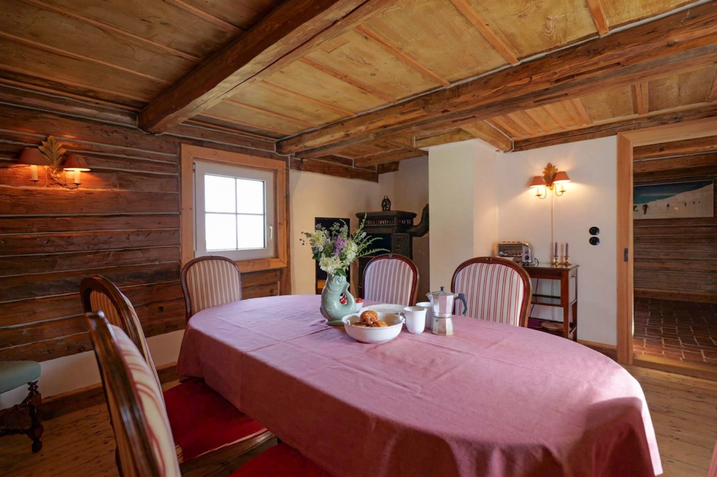 carlshaus aug 26 esszimmer blockwand rosa tischdecke