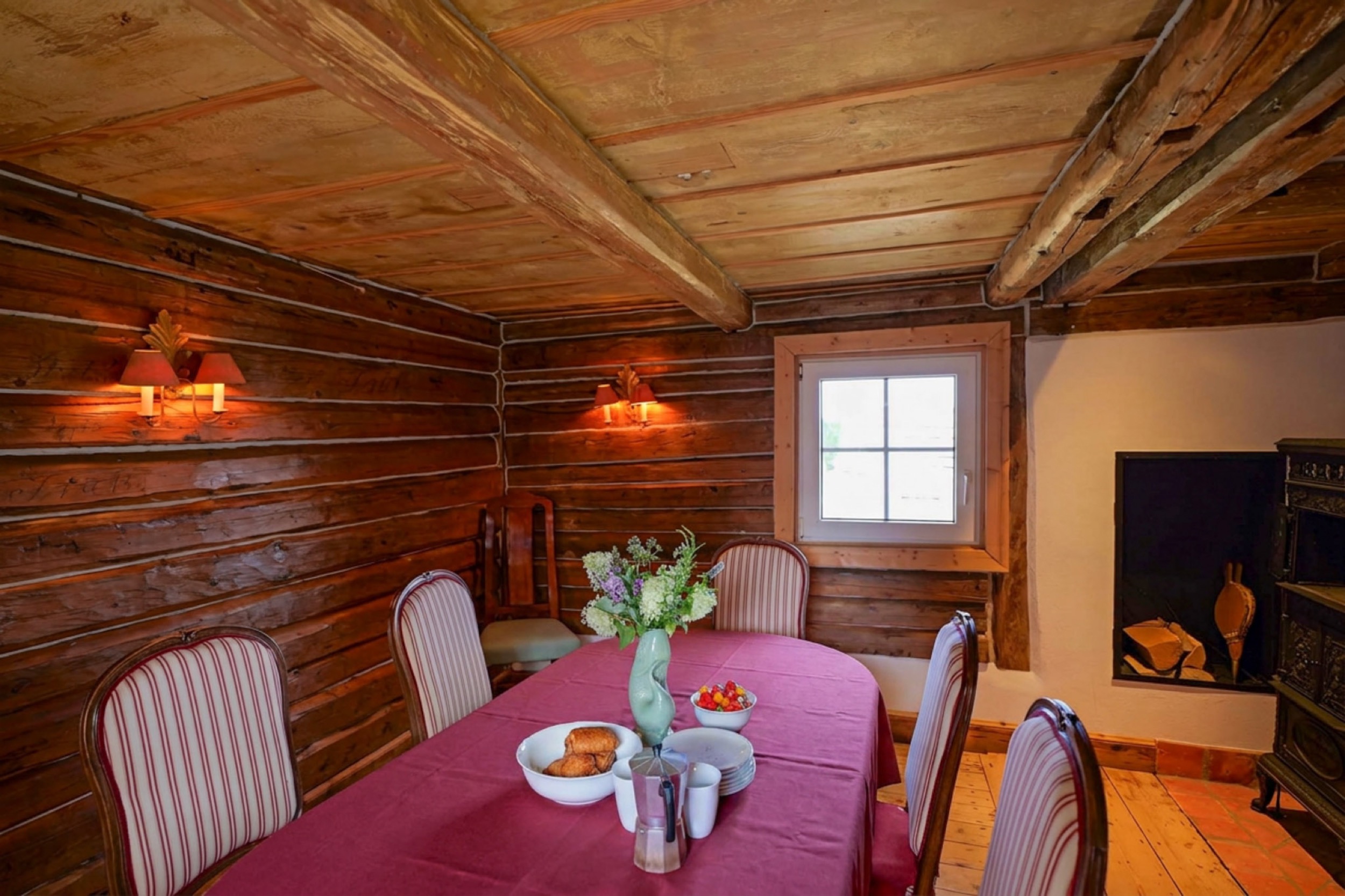 carlshaus aug 26 esszimmer blockwand rote tischdecke
