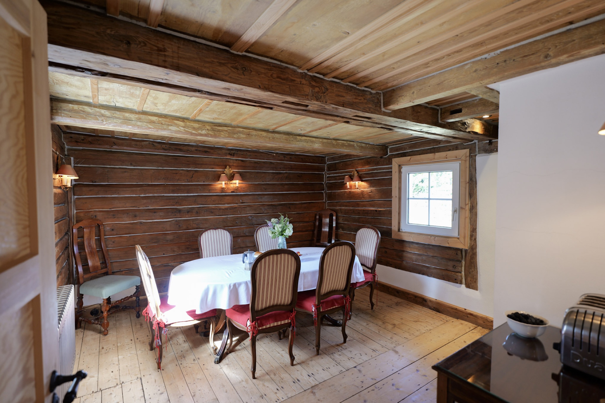 carlshaus aug 26 esszimmer blockwand weisse tischdecke