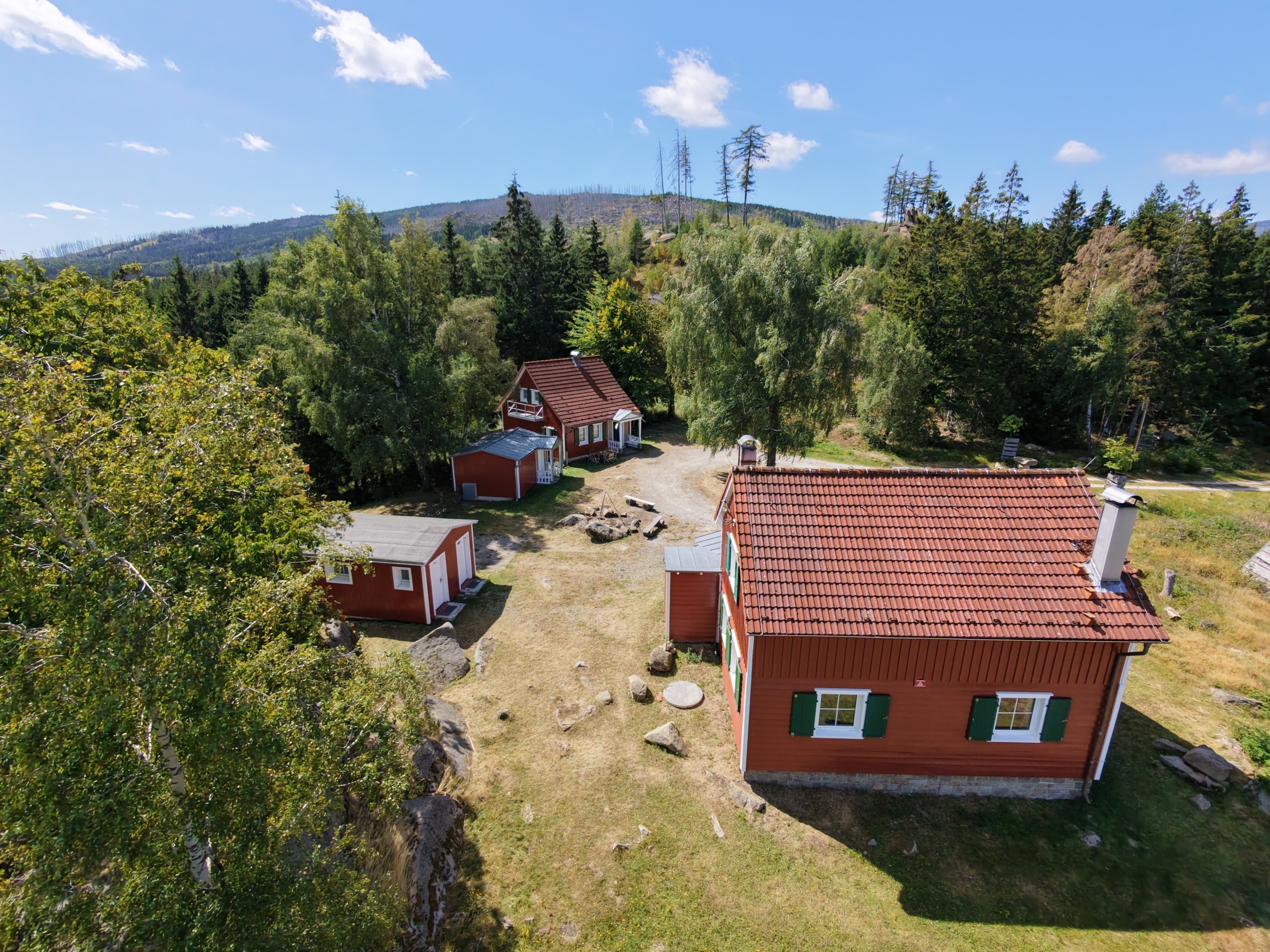 carlshaus aug 26 luftaufnahme gesamtanlage mit wald und huegeln