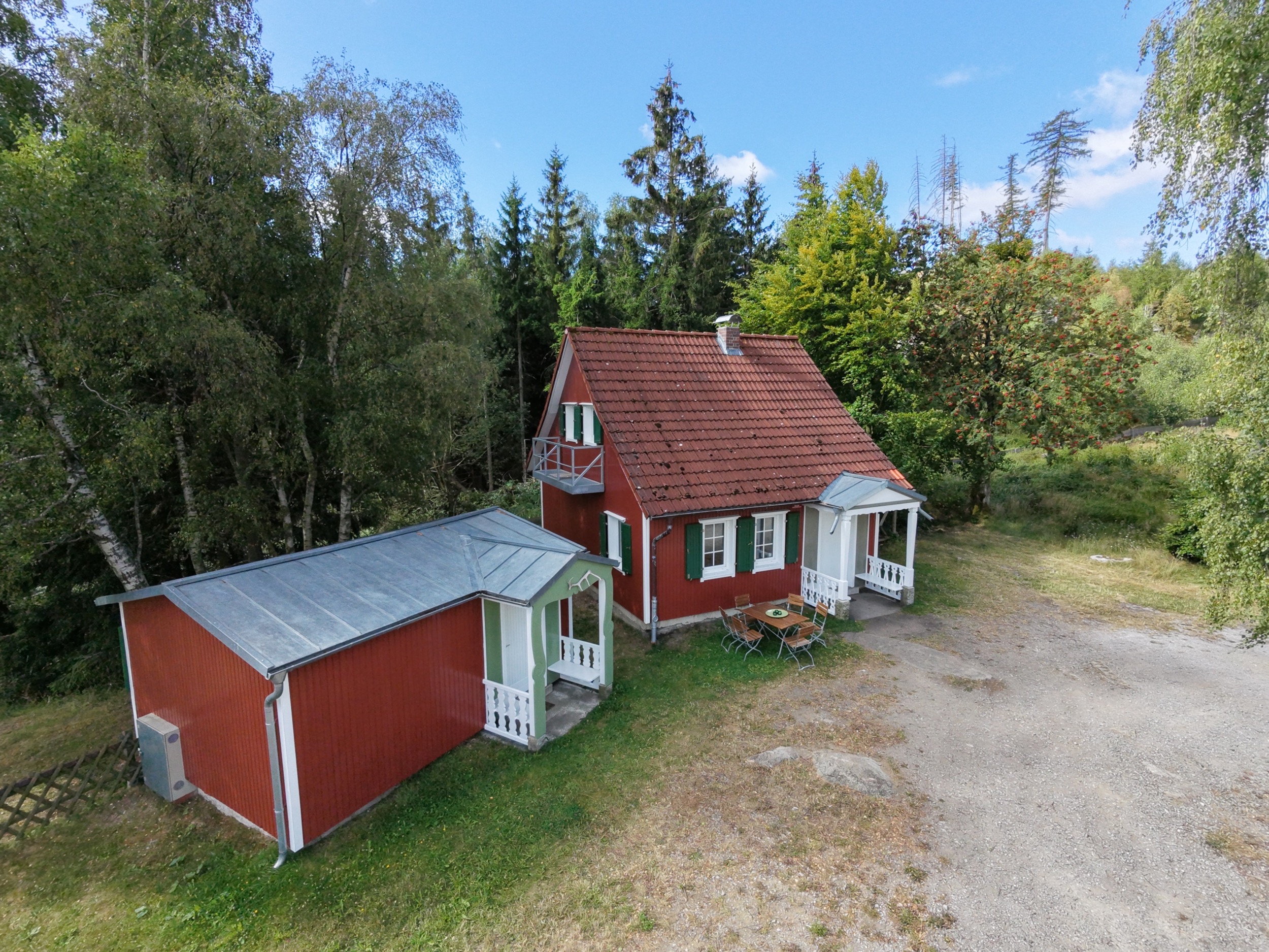 carlshaus aug 26 luftaufnahme giebelhaus mit balkon