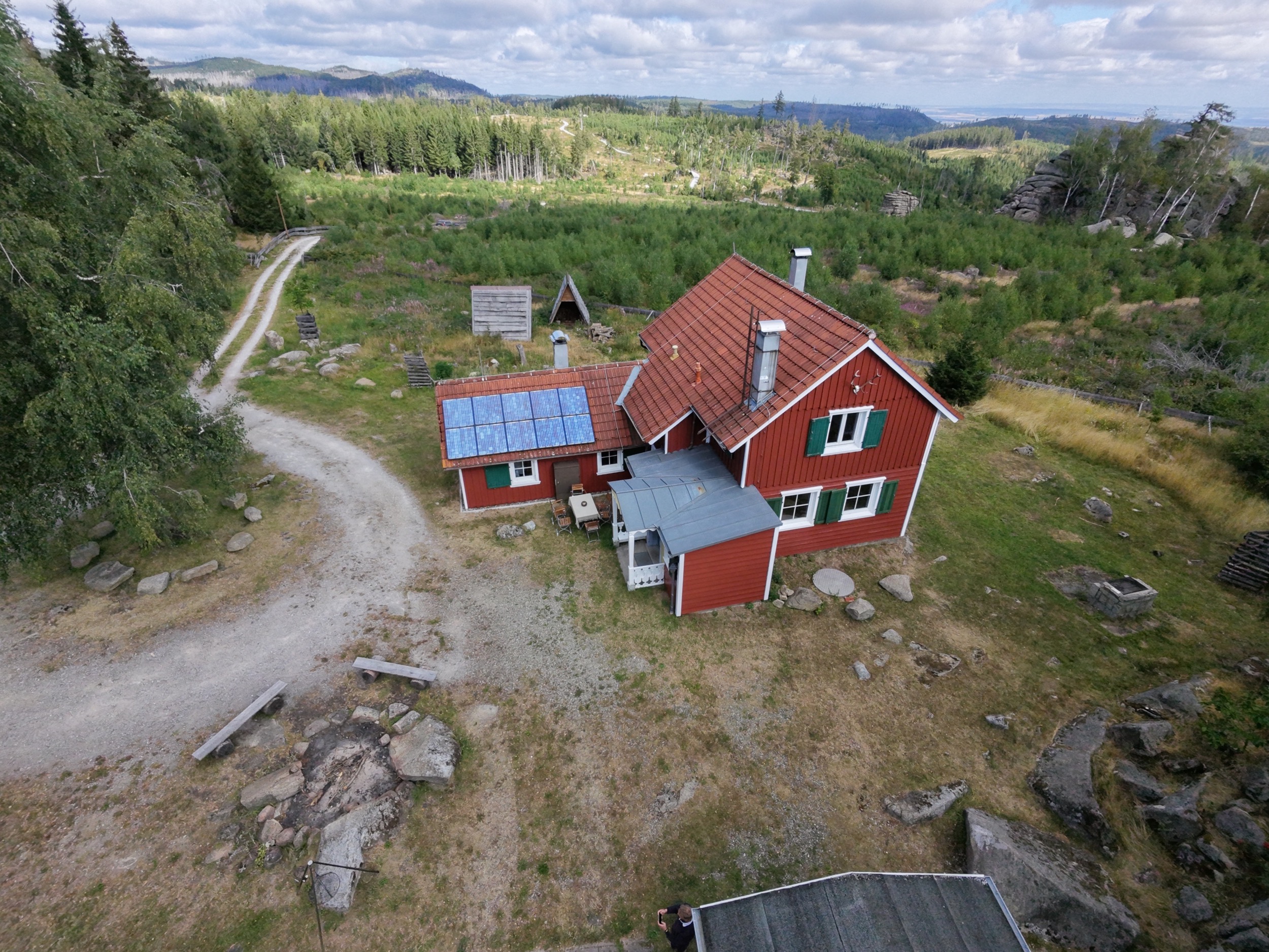 carlshaus aug 26 luftaufnahme mit blick auf eingangsweg