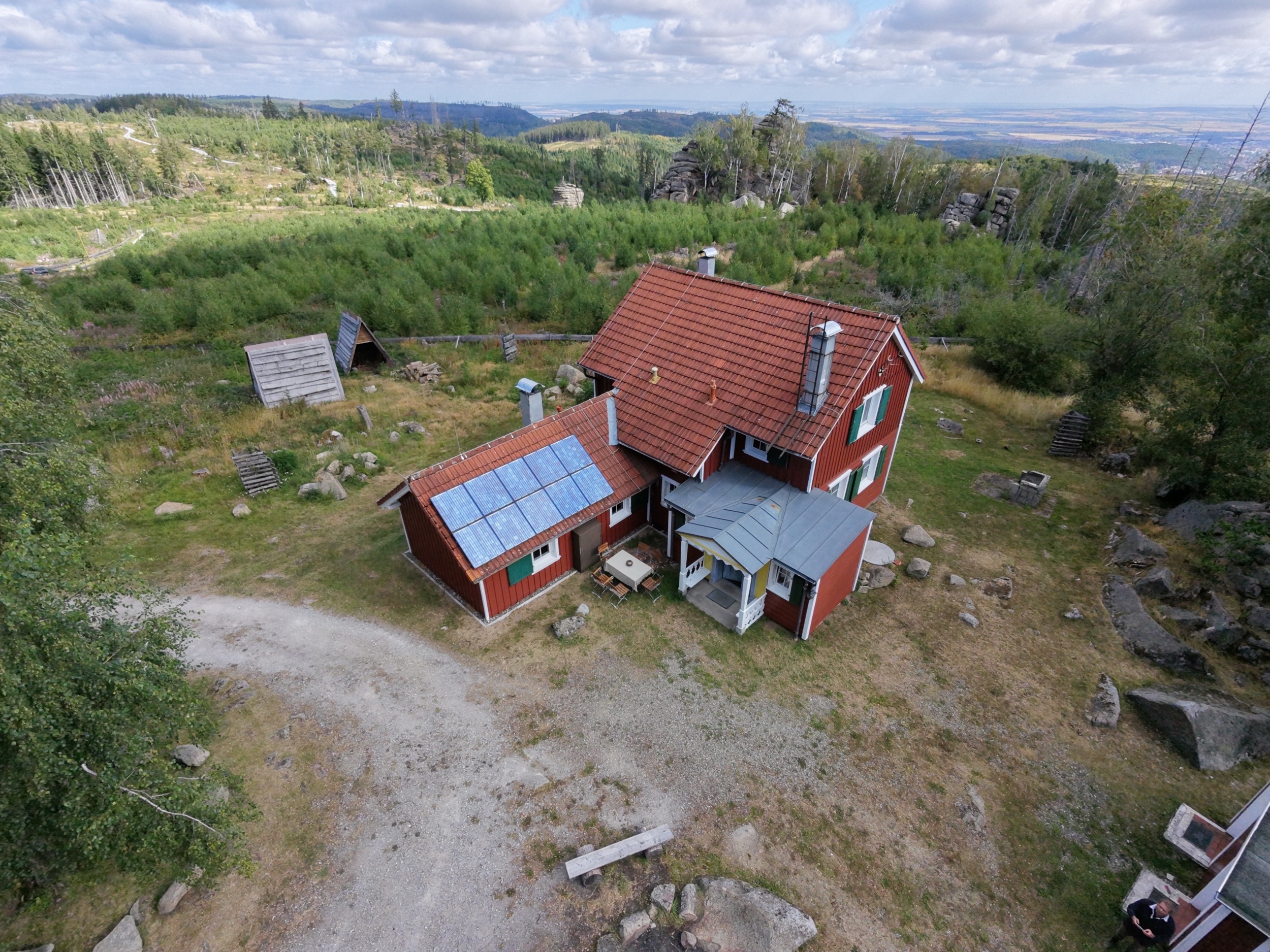 carlshaus aug 26 luftaufnahme mit blick auf felsformationen