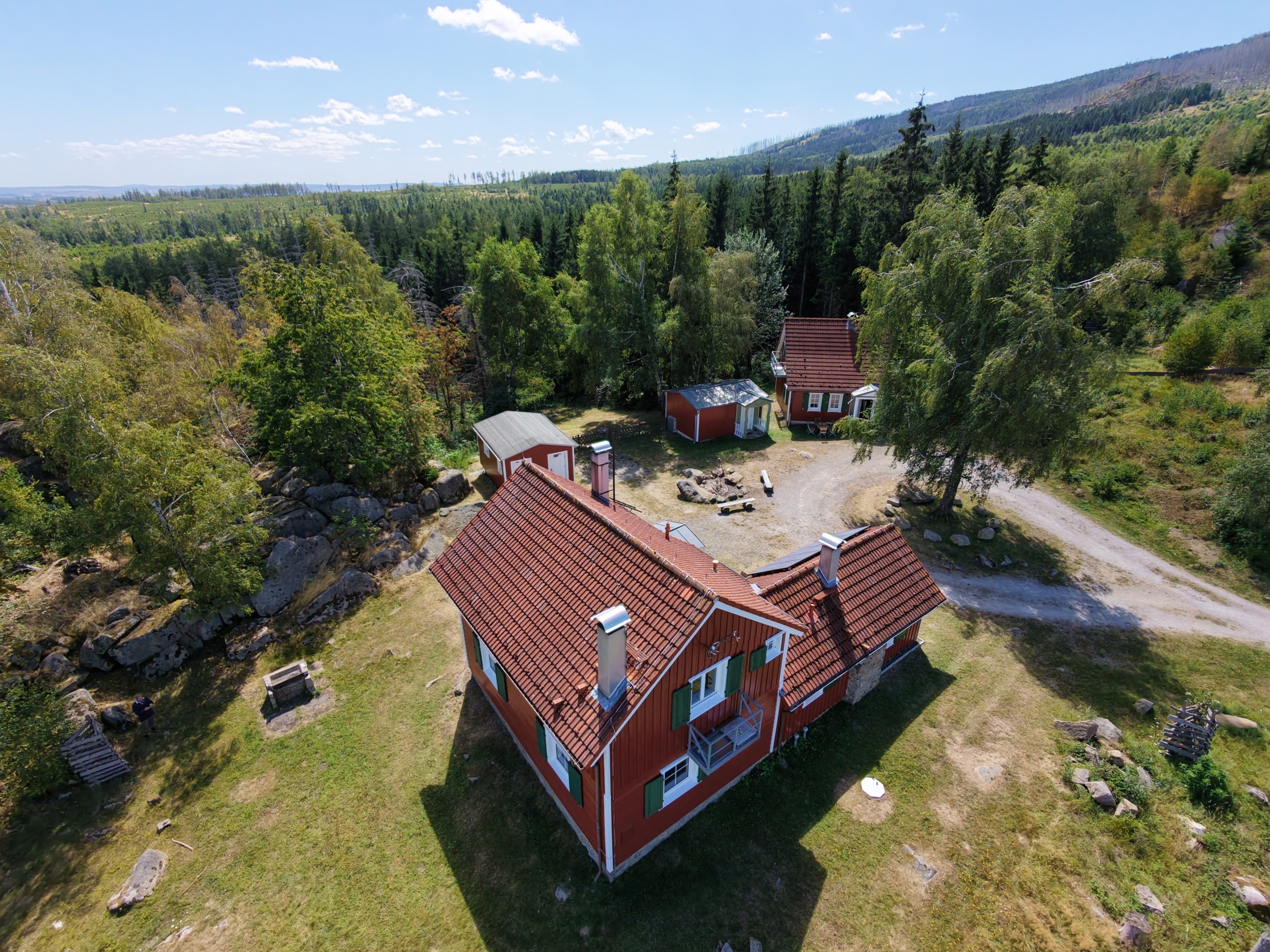 carlshaus aug 26 luftaufnahme mit satellitenschuessel und solaranlage