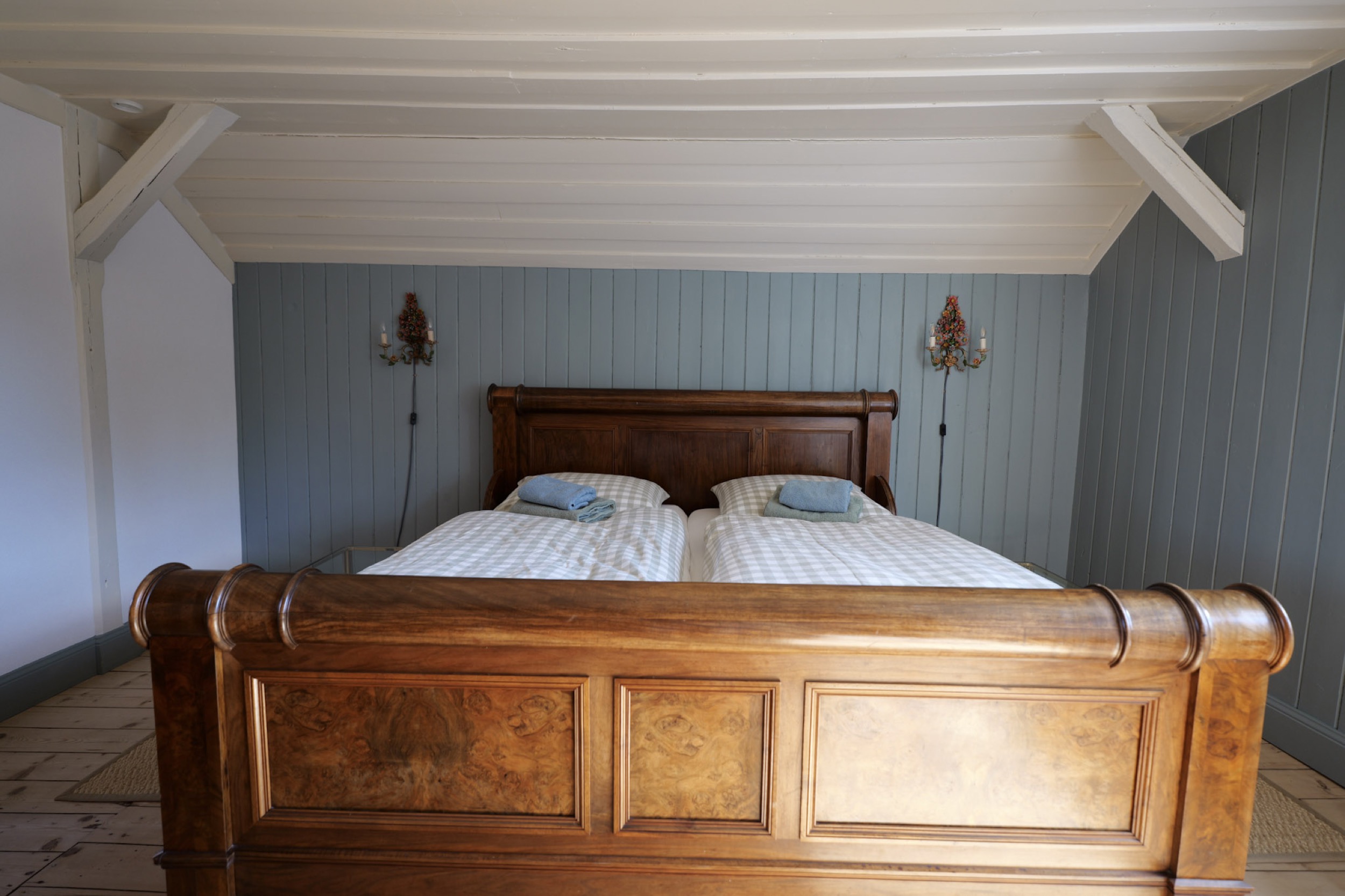 carlshaus aug 26 schlafzimmer fussteil holzbett blaue wandvertaefelung