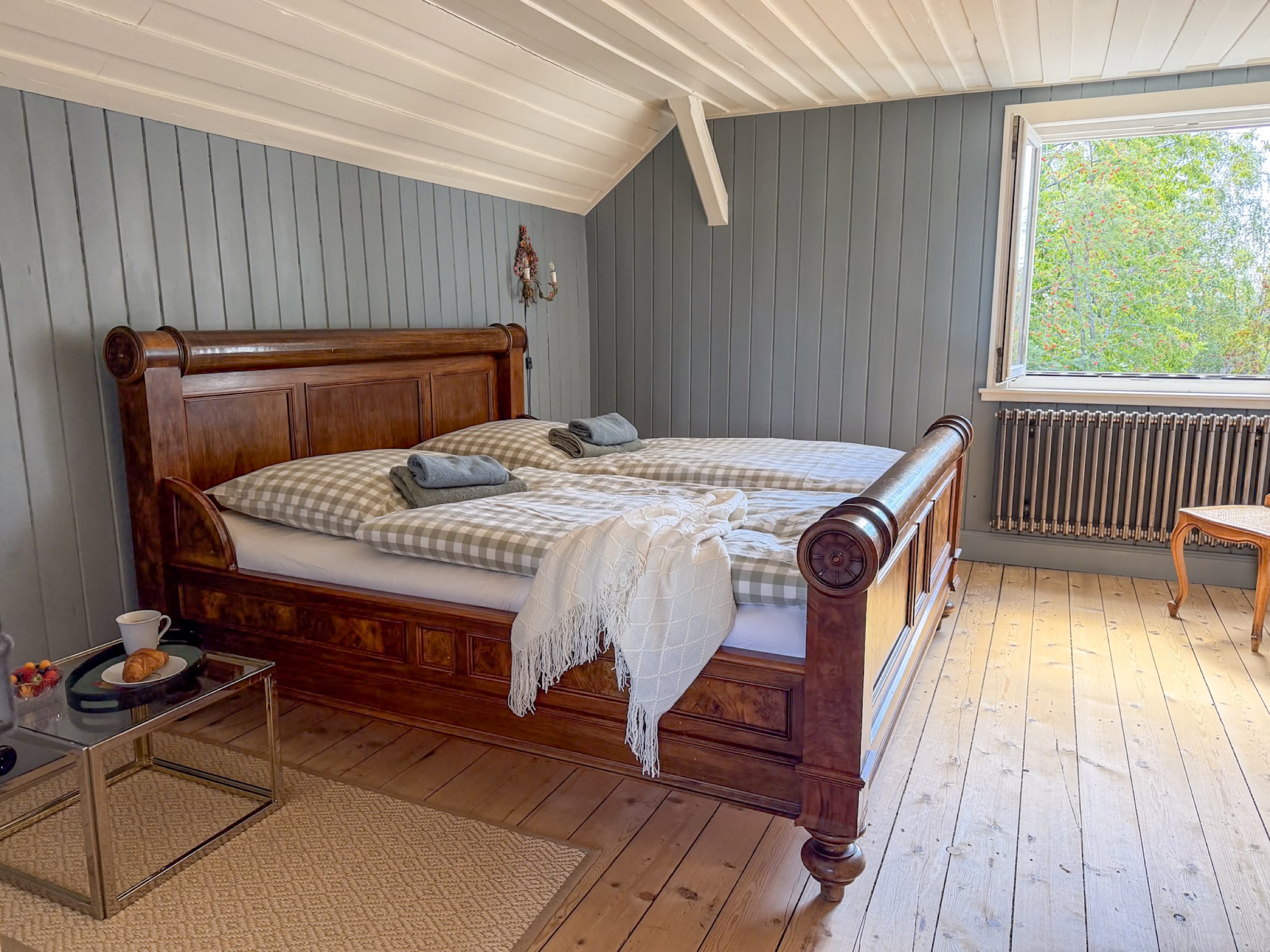 carlshaus aug 26 schlafzimmer holzbett fruehstueckstablett