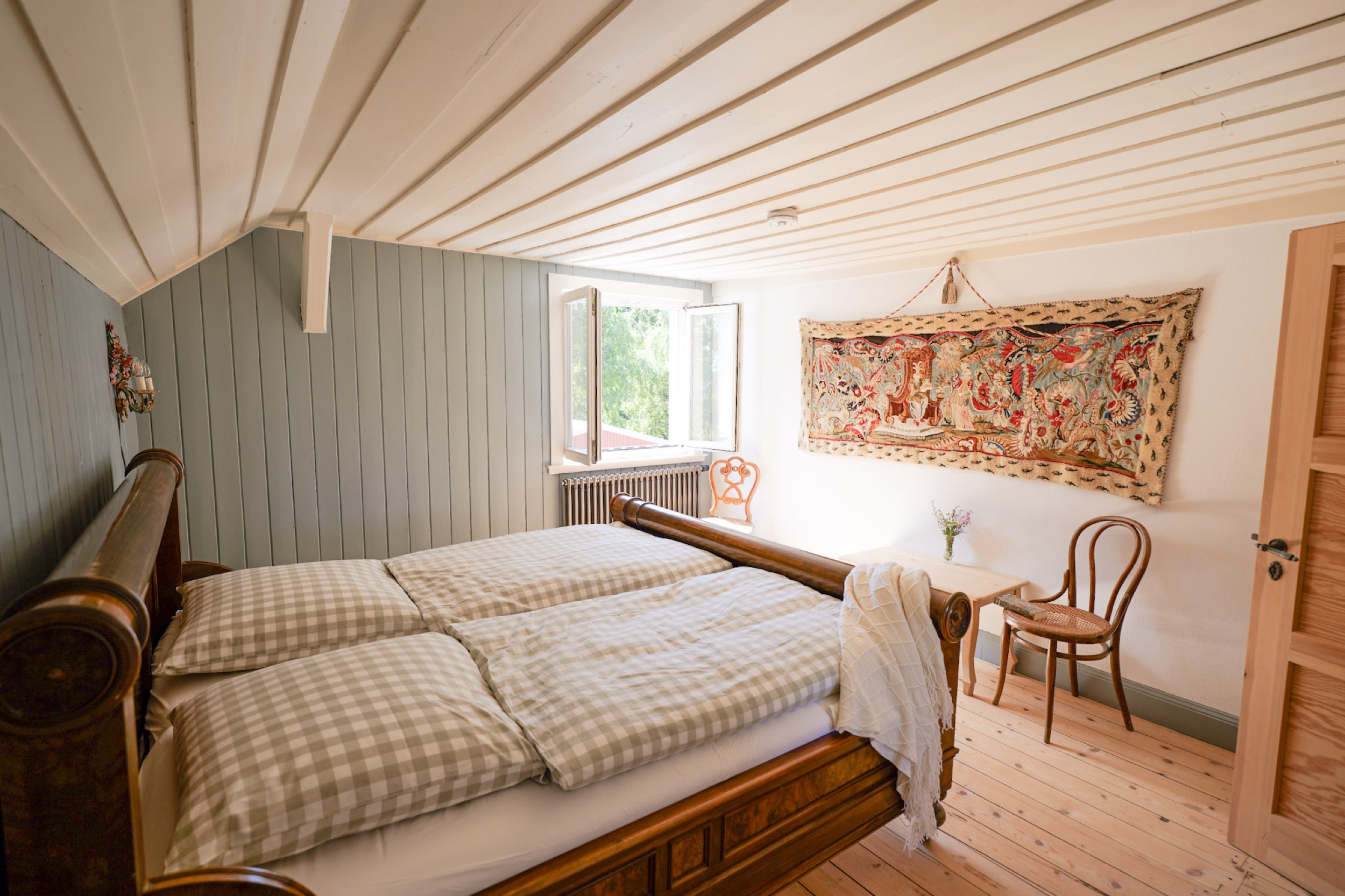 carlshaus aug 26 schlafzimmer holzbett holztuer wandteppich