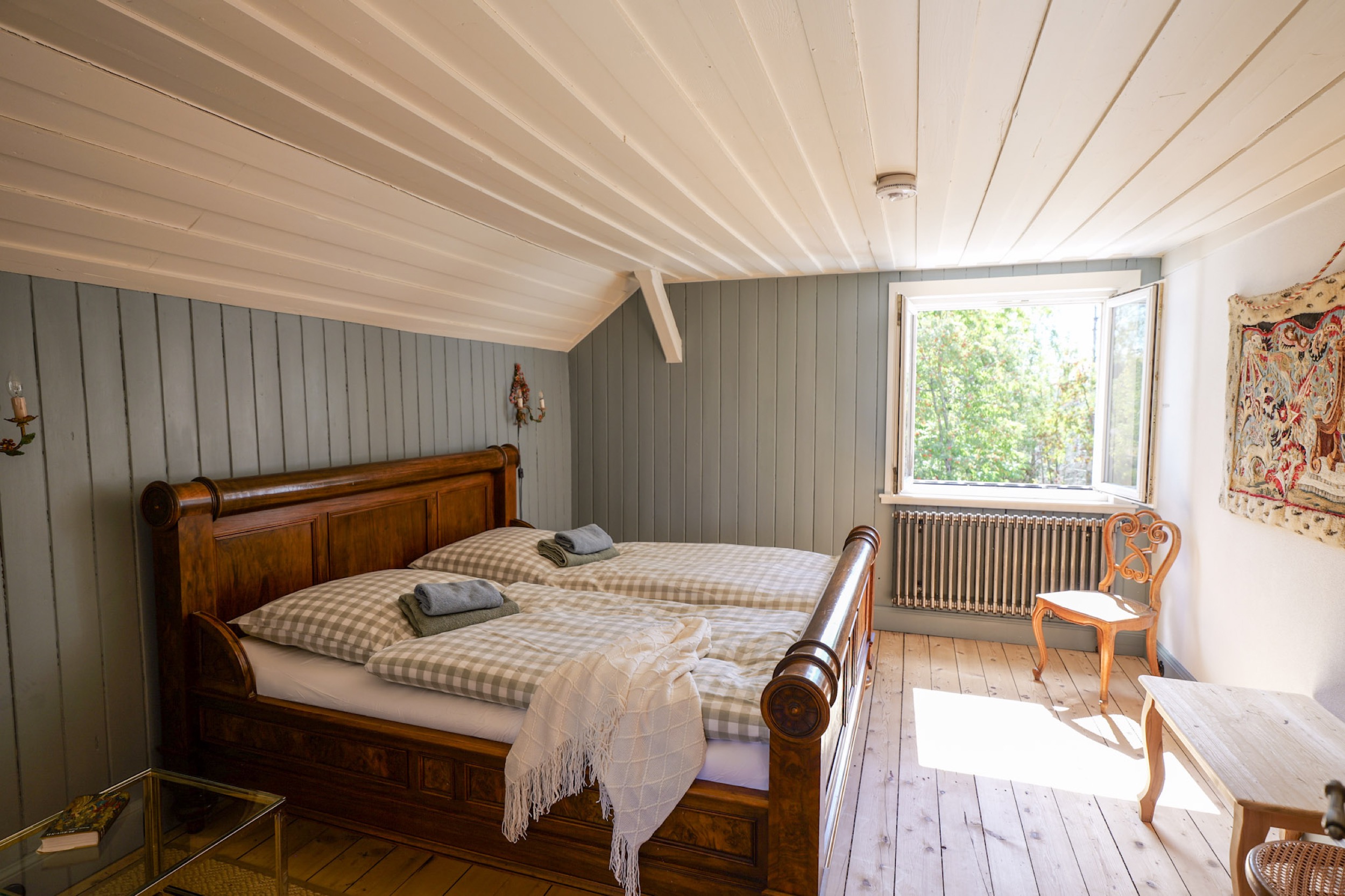 carlshaus aug 26 schlafzimmer holzbett offenes fenster wandteppich