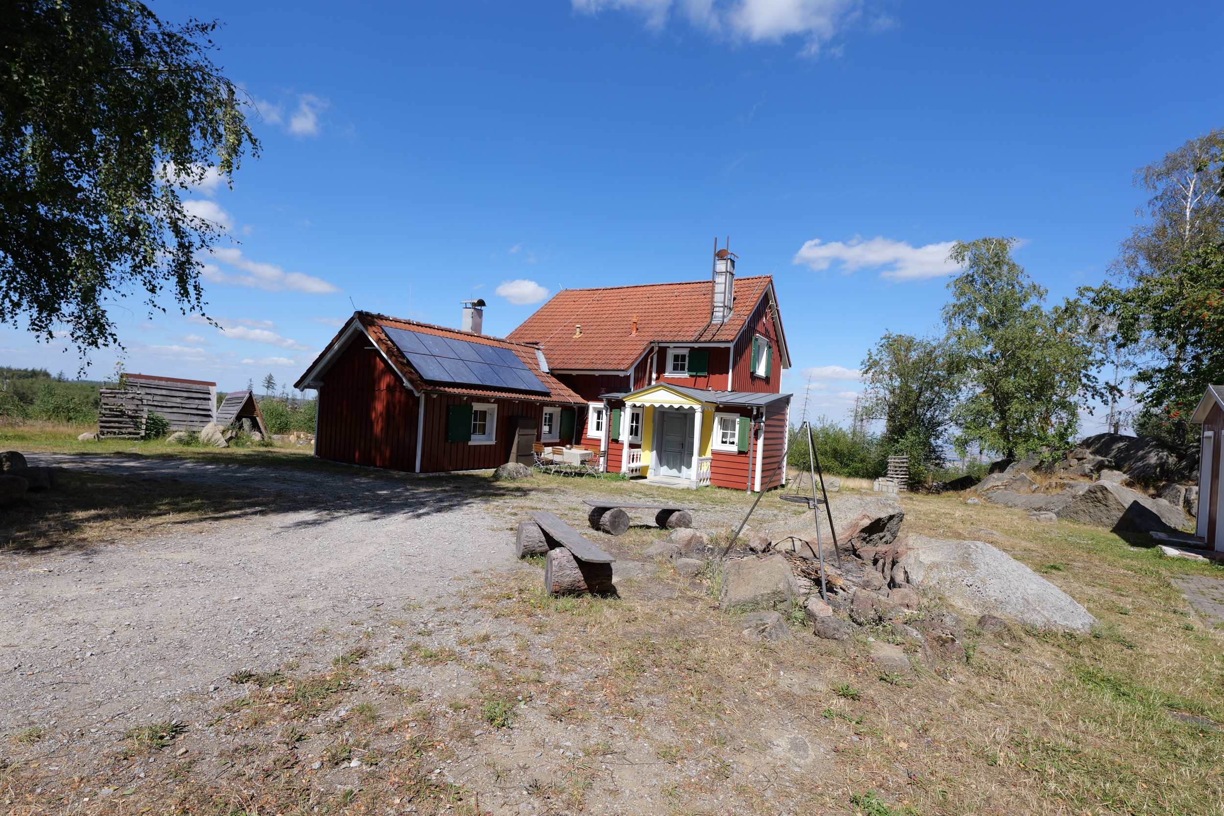 carlshaus aug 26 terrasse mit feuerstelle und gelber veranda