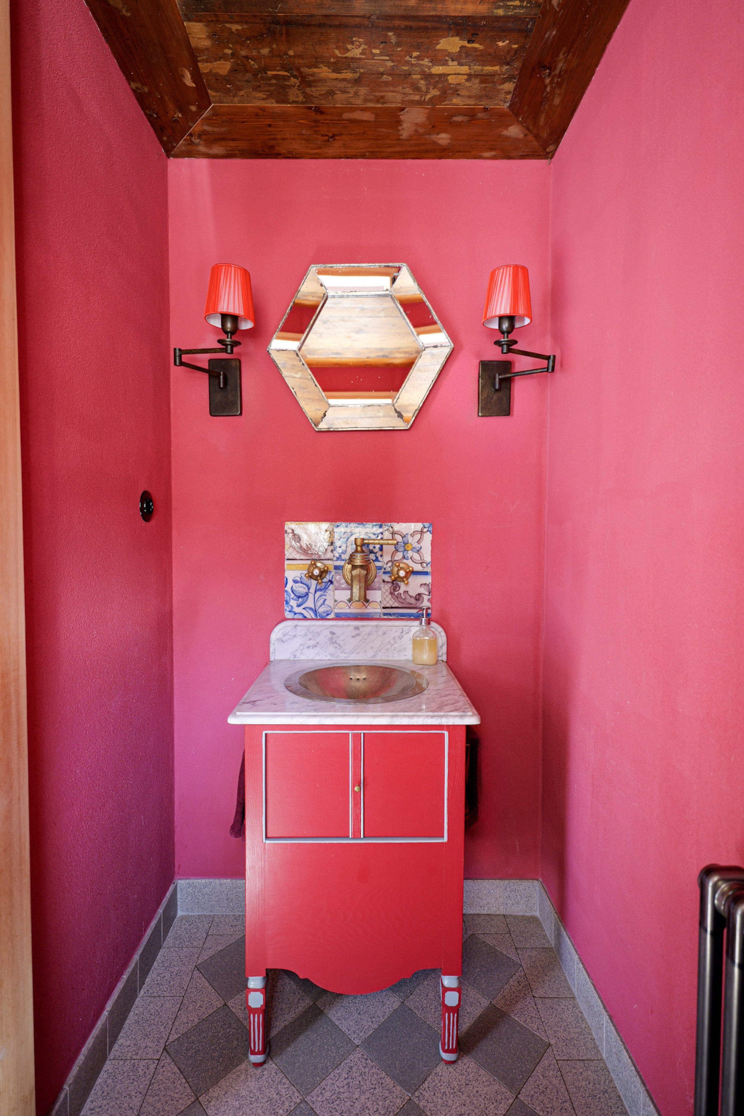 carlshaus-aug-26-waschtisch-pink-mit-rotem-unterschrank