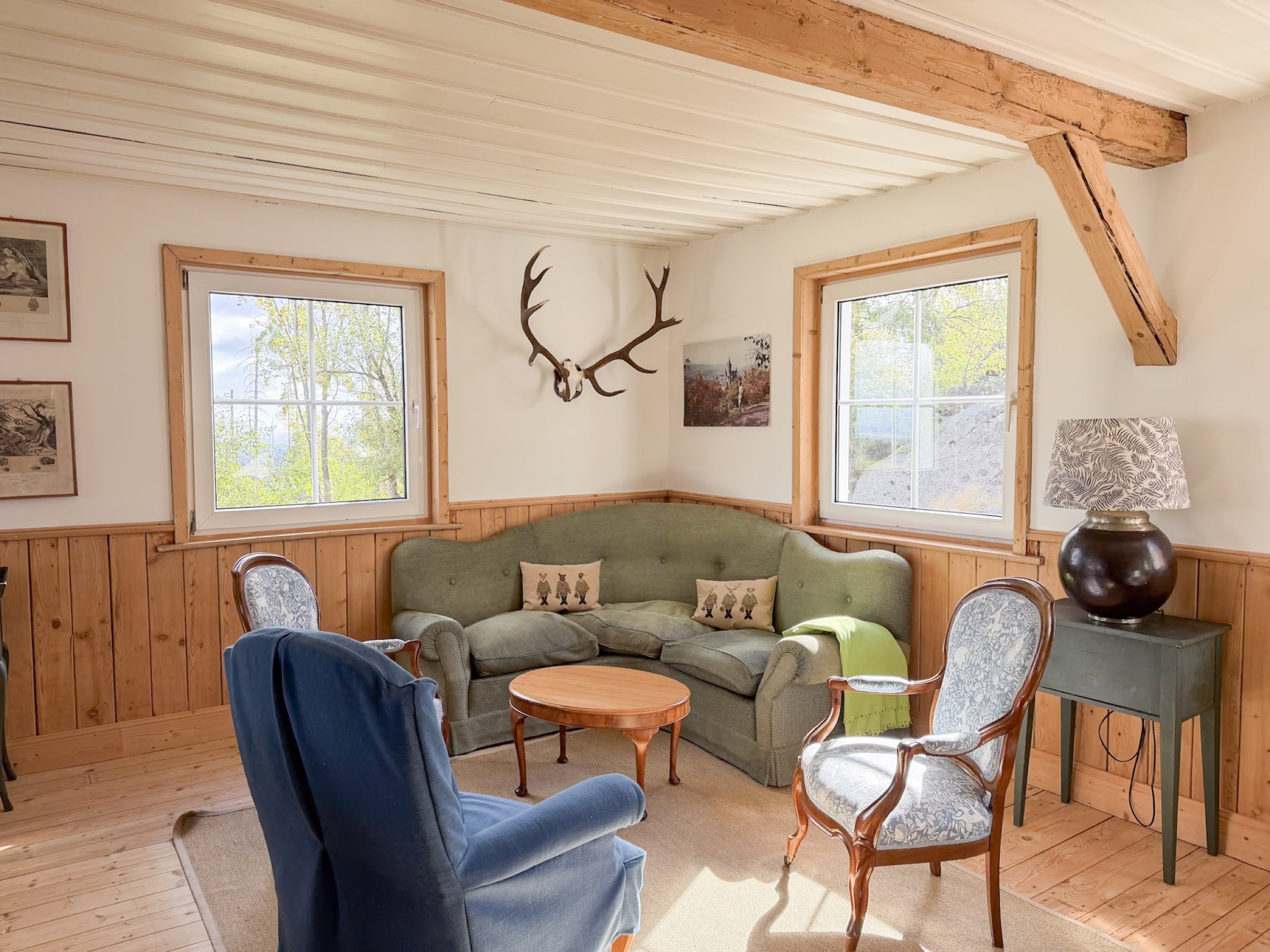 carlshaus aug 26 wohnzimmer geweihbaum am deckenbalken