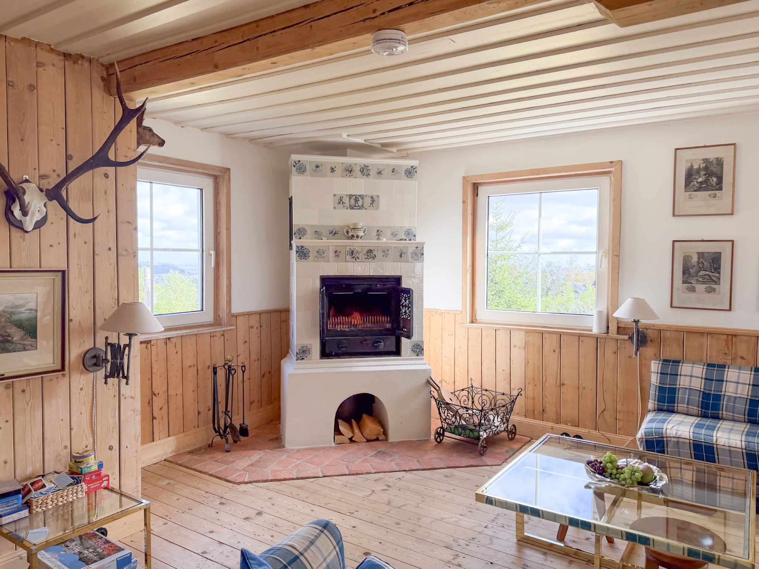 carlshaus aug 26 wohnzimmer kachelofen mit hirschschaedel
