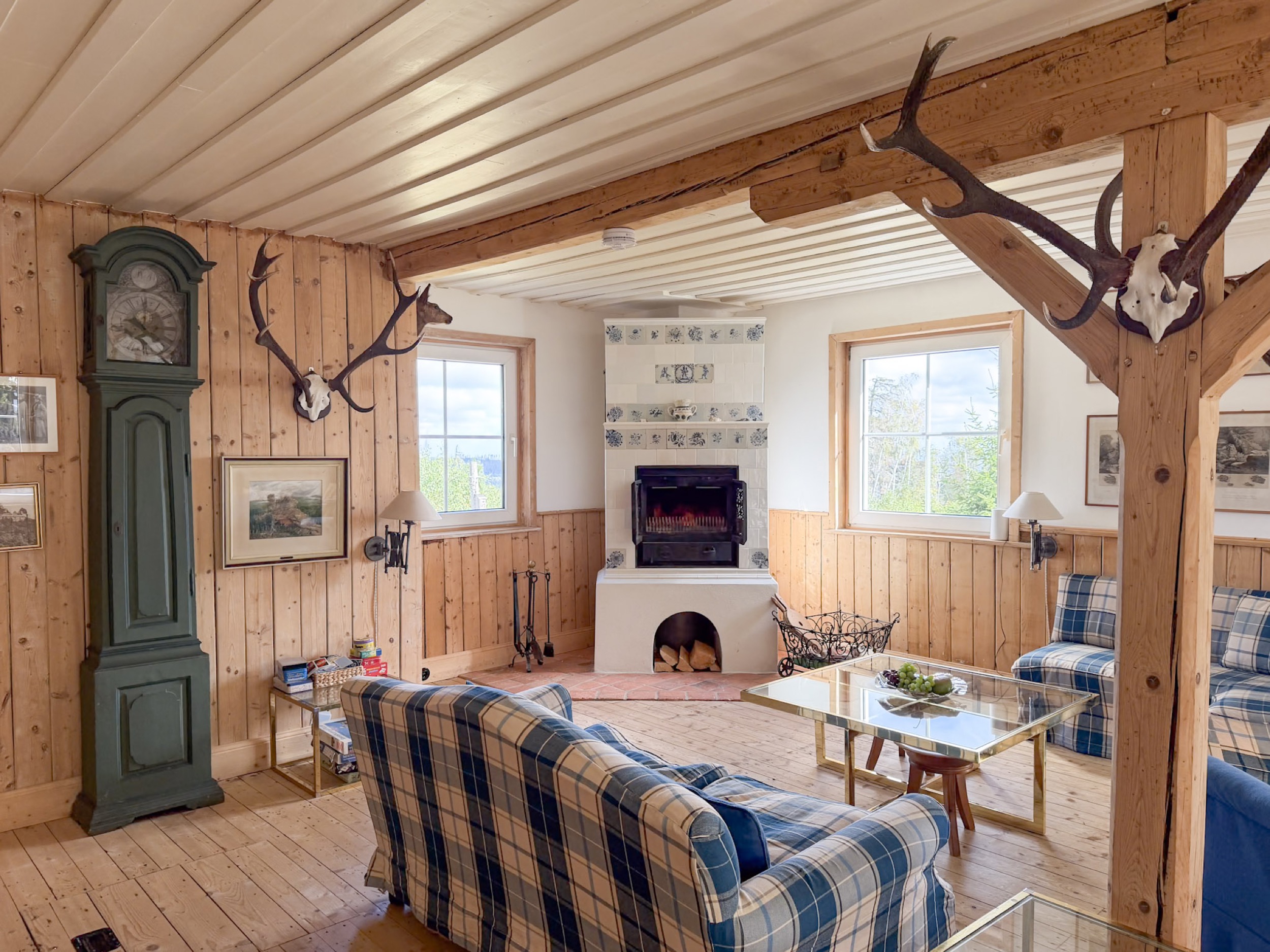 carlshaus aug 26 wohnzimmer standuhr und kachelofen