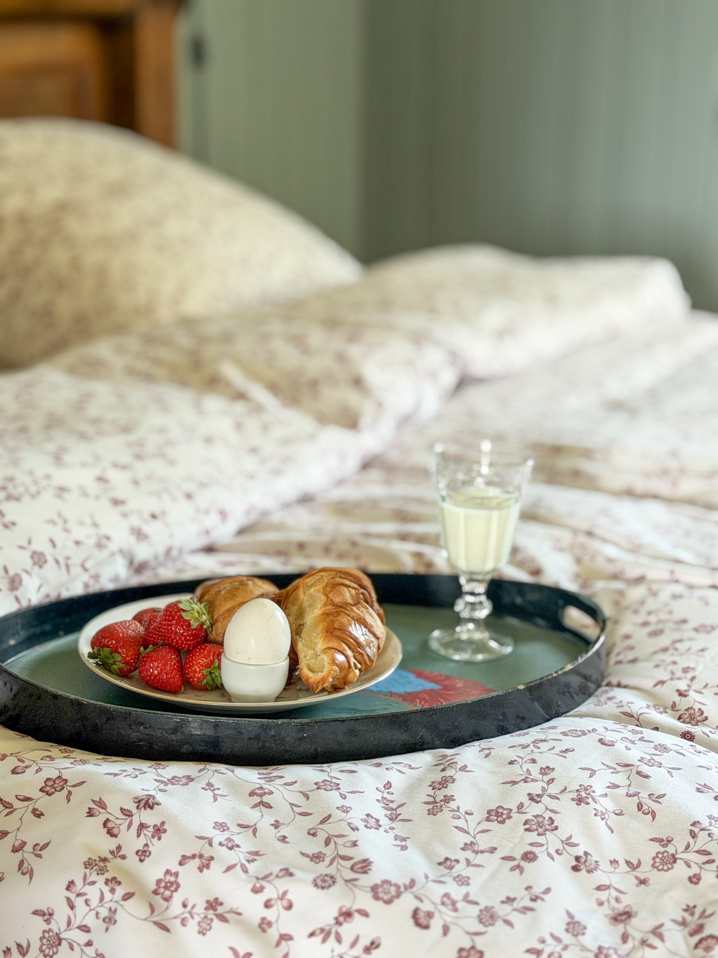 carlshaus-bett-fruehstueck-erdbeeren-ei-croissant-nahaufnahme-unscharf