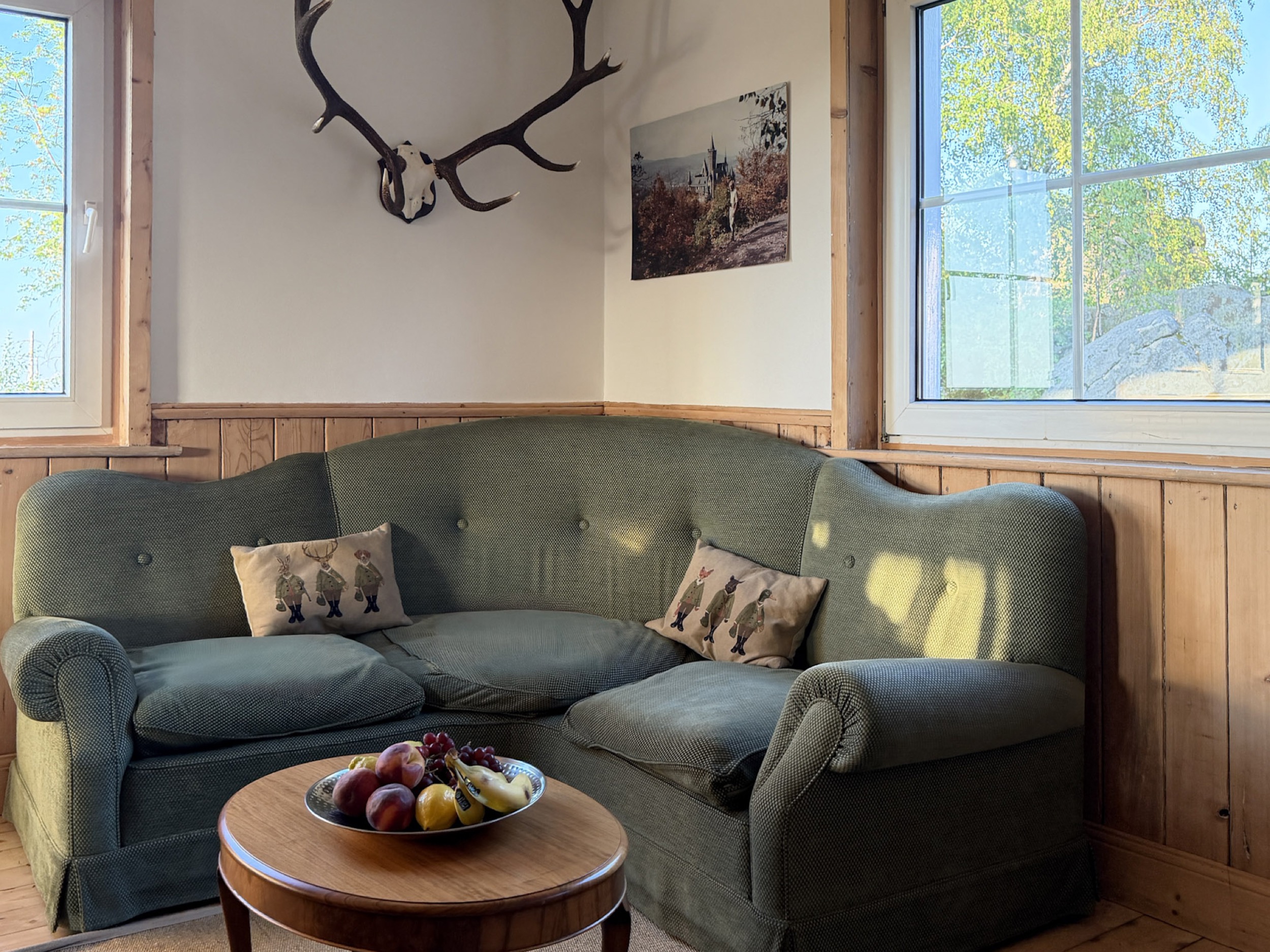 carlshaus ecksofa gruen geweih gemaelde obstschale couchtisch