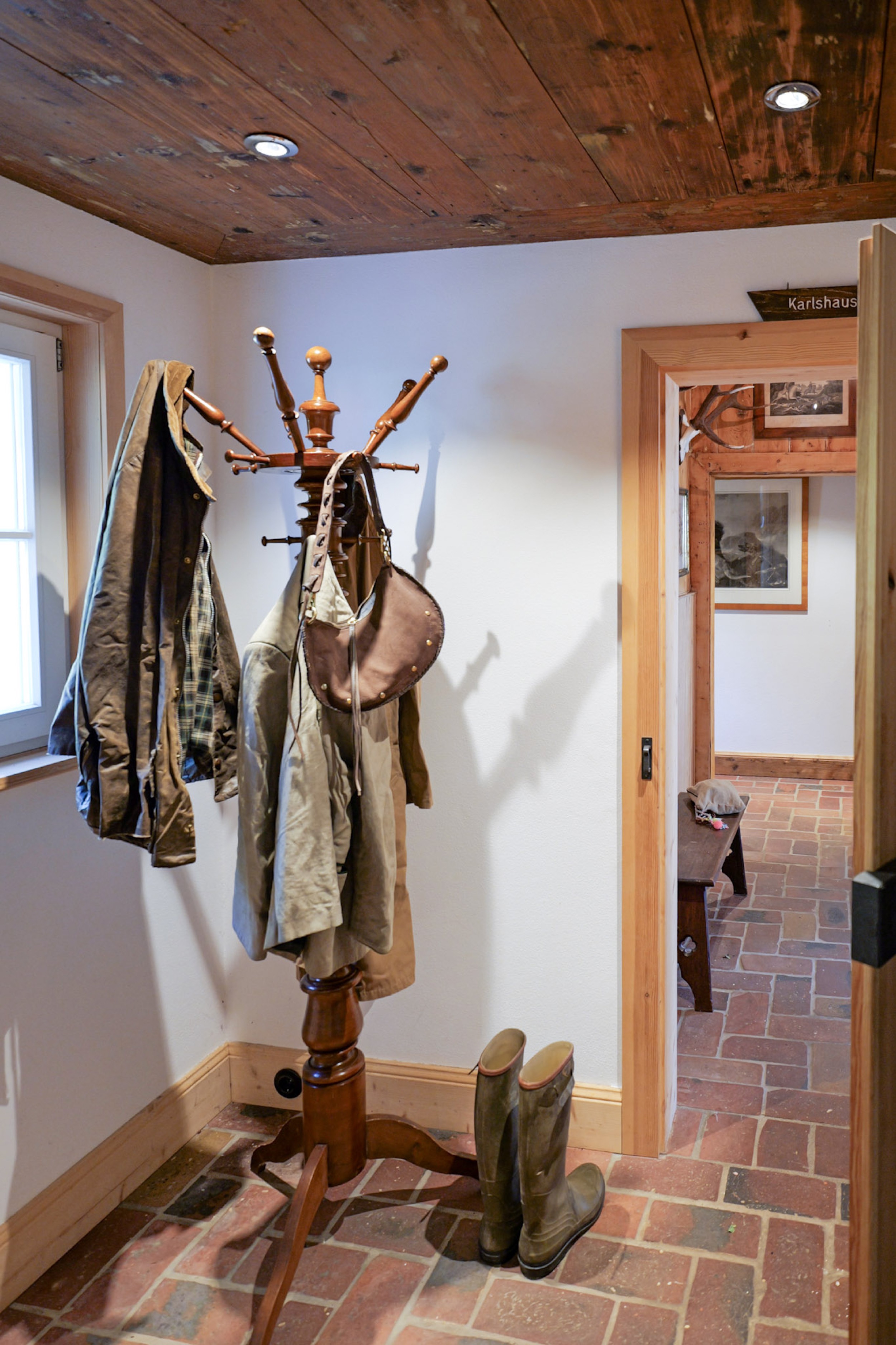 carlshaus-eingang-garderobenstaender-jacke-gummistiefel-flurblick-geweih