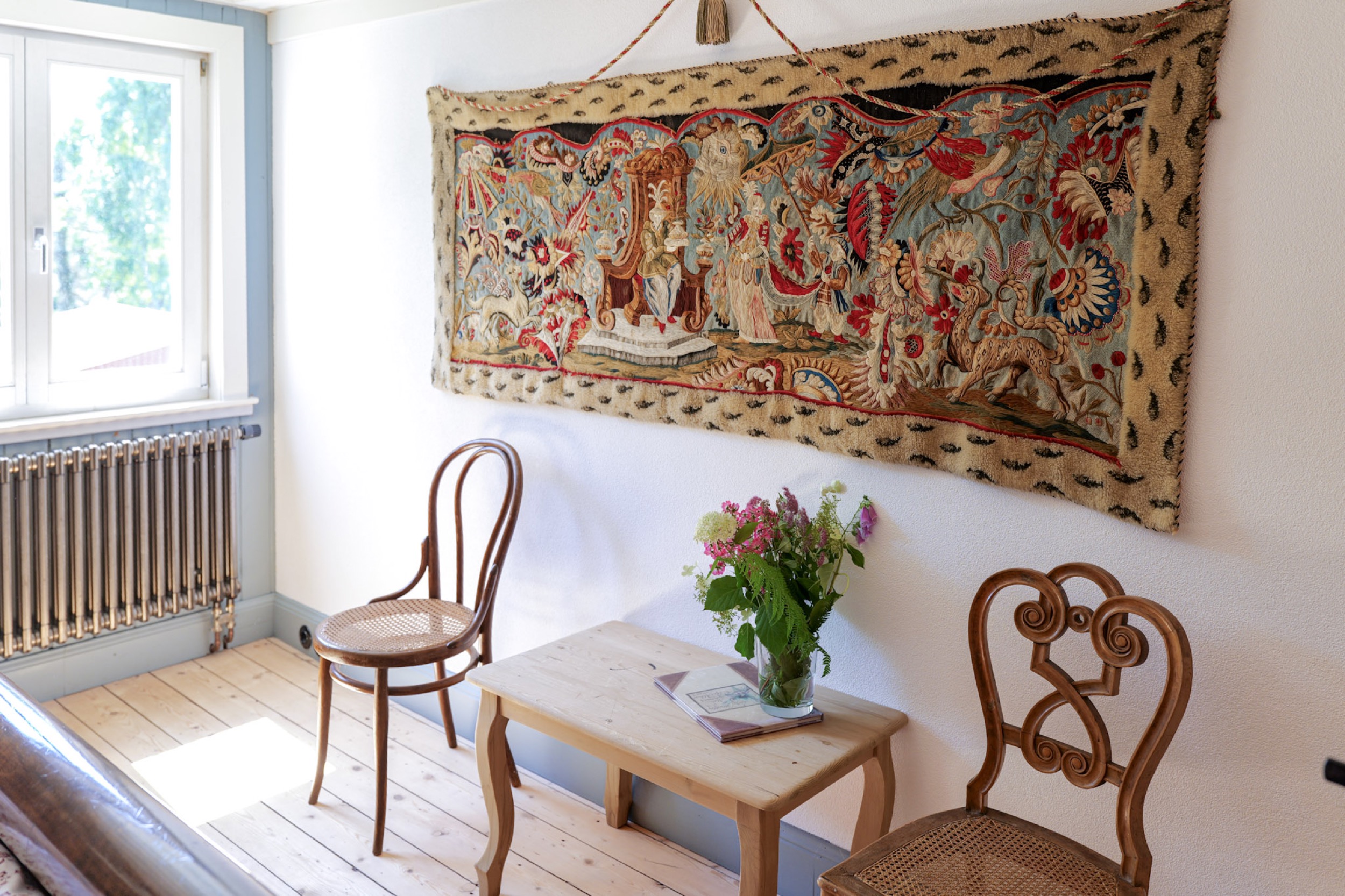 carlshaus flur antiker wandteppich fenster heizkoerper rohrstuhl tisch