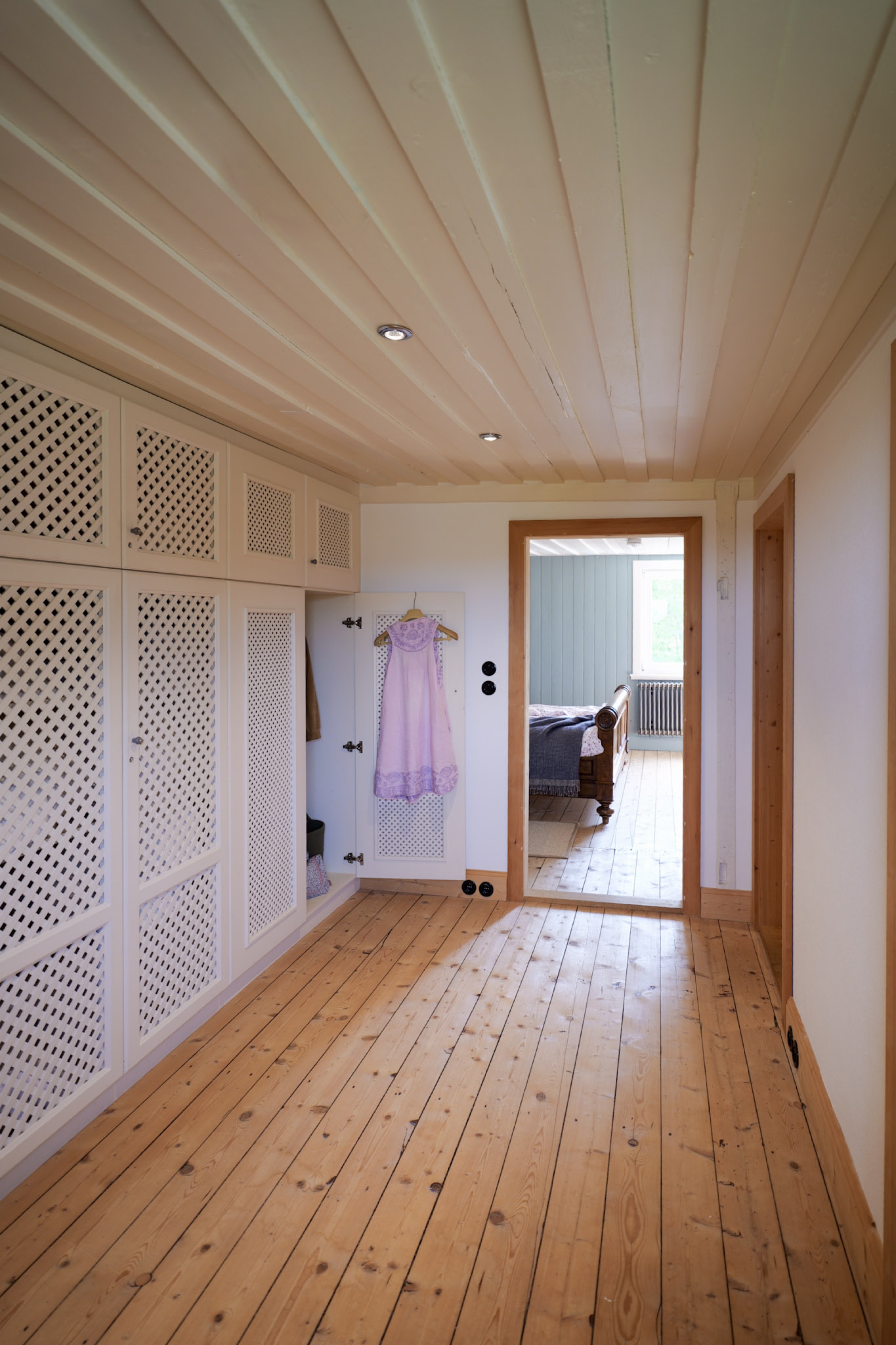 carlshaus-flur-gitterschraenke-lila-kleid-durchblick-schlafzimmer-blau