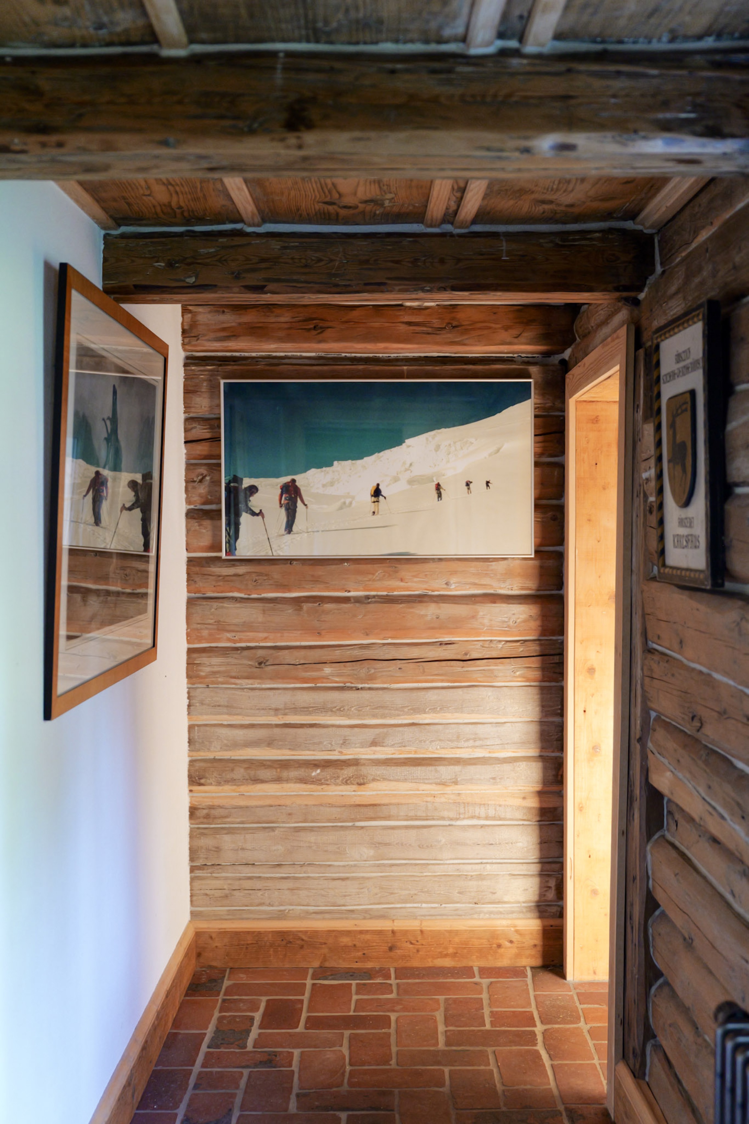 carlshaus-flur-skitouren-foto-holzwand-wappenschild-nahaufnahme