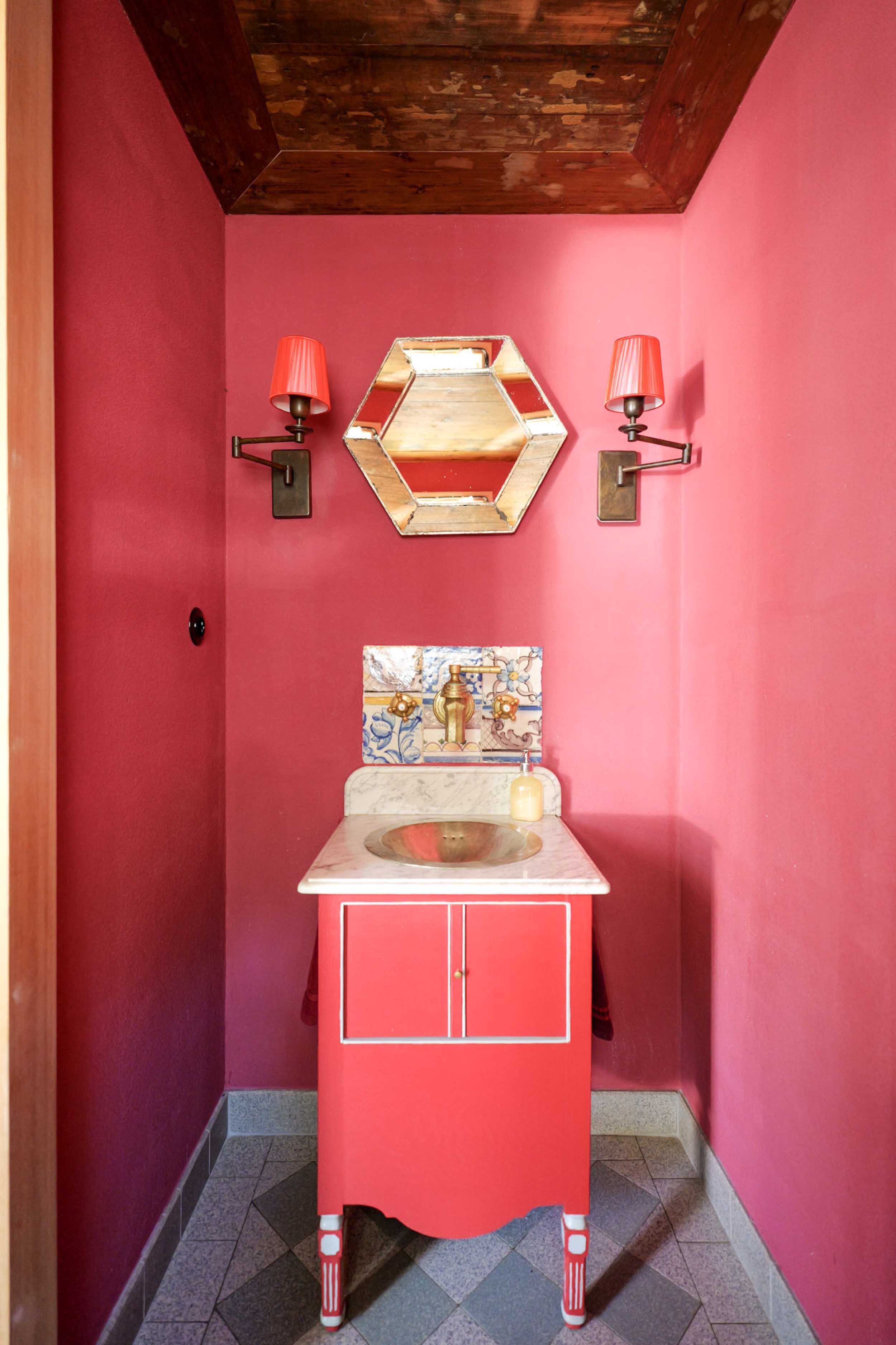 carlshaus-gaestewc-pinke-wand-waschtisch-messing-hexagon-spiegel