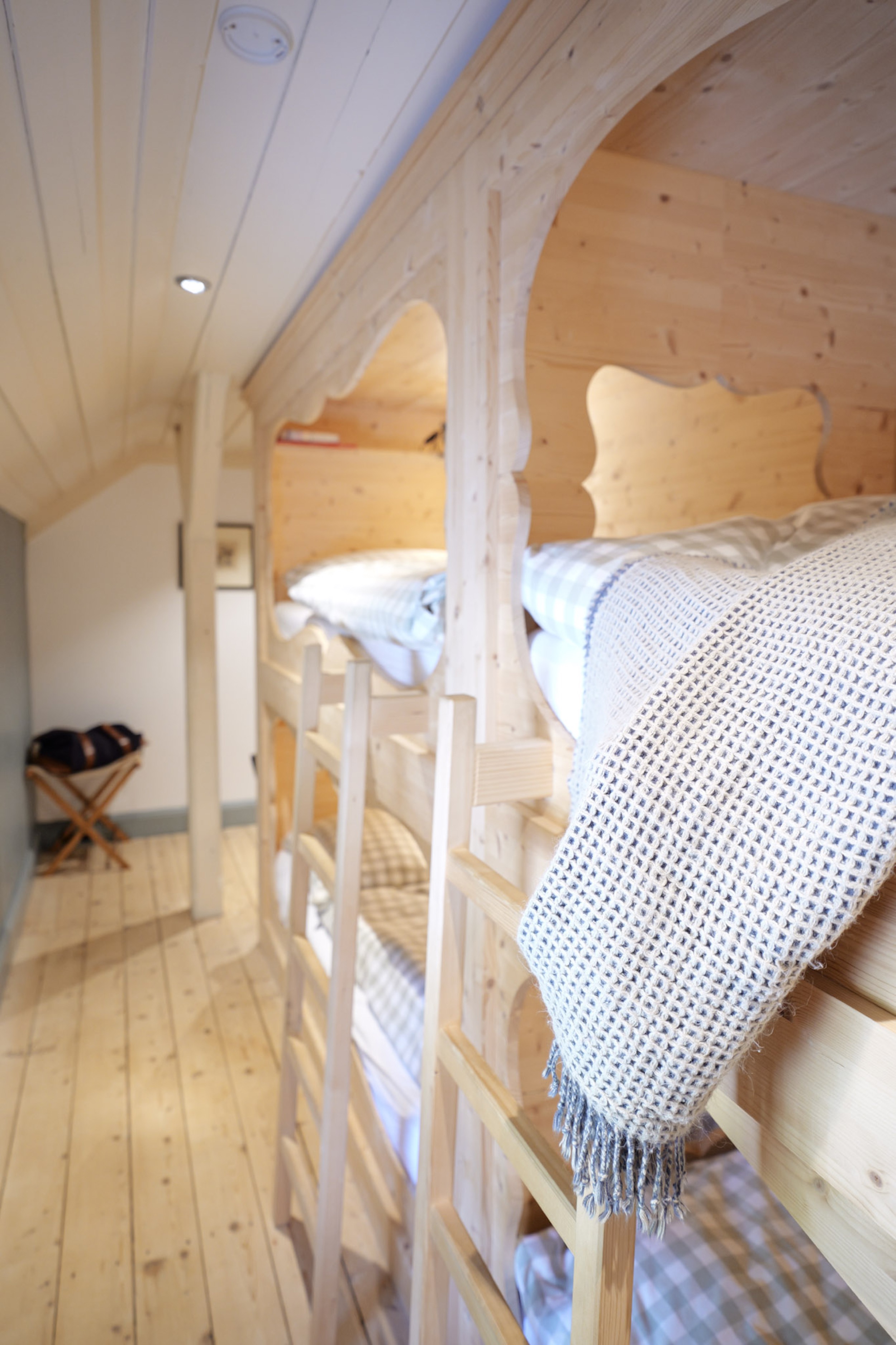 carlshaus-kinderzimmer-etagenbett-strickdecke-leiter-flurblick