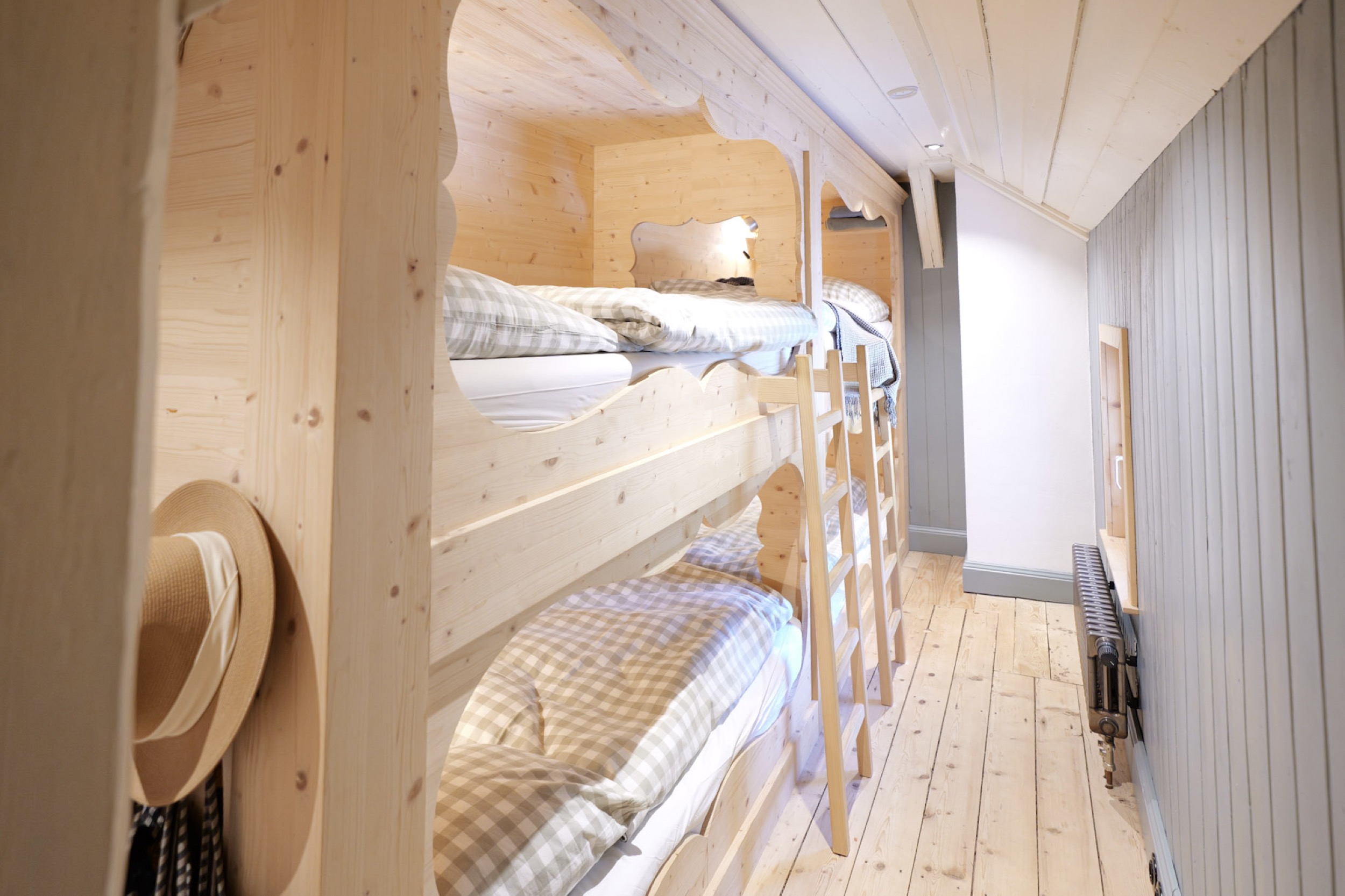 carlshaus kinderzimmer etagenbett strohhut holzalkoven weitwinkel