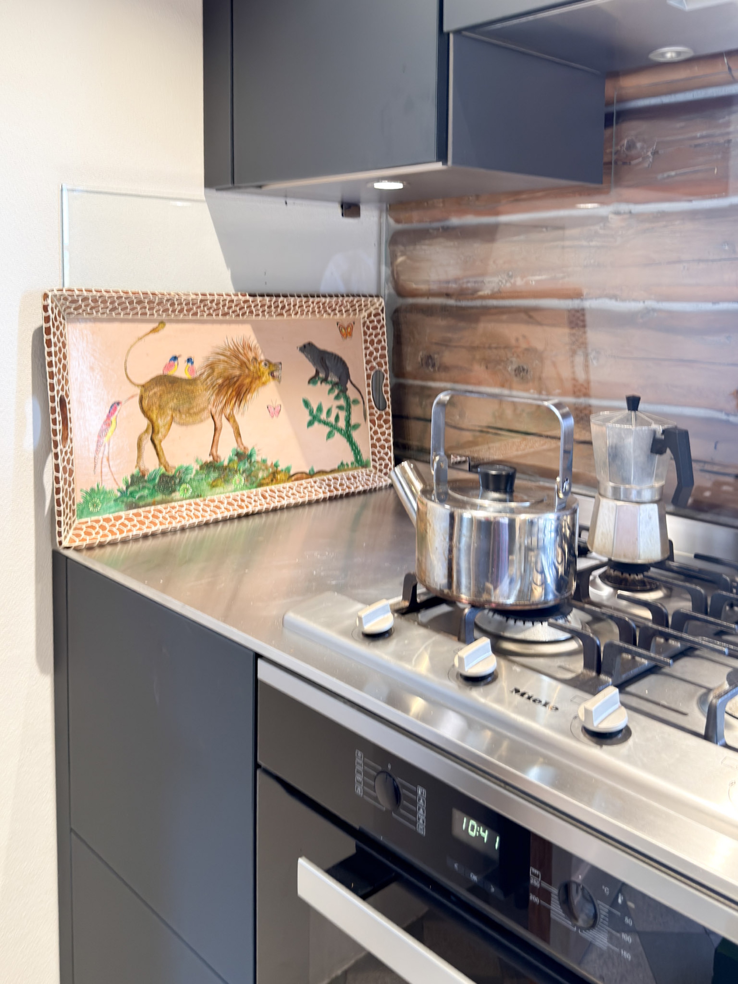 carlshaus-kueche-herd-wasserkessel-espressokanne-bemaltes-tablett-tiere