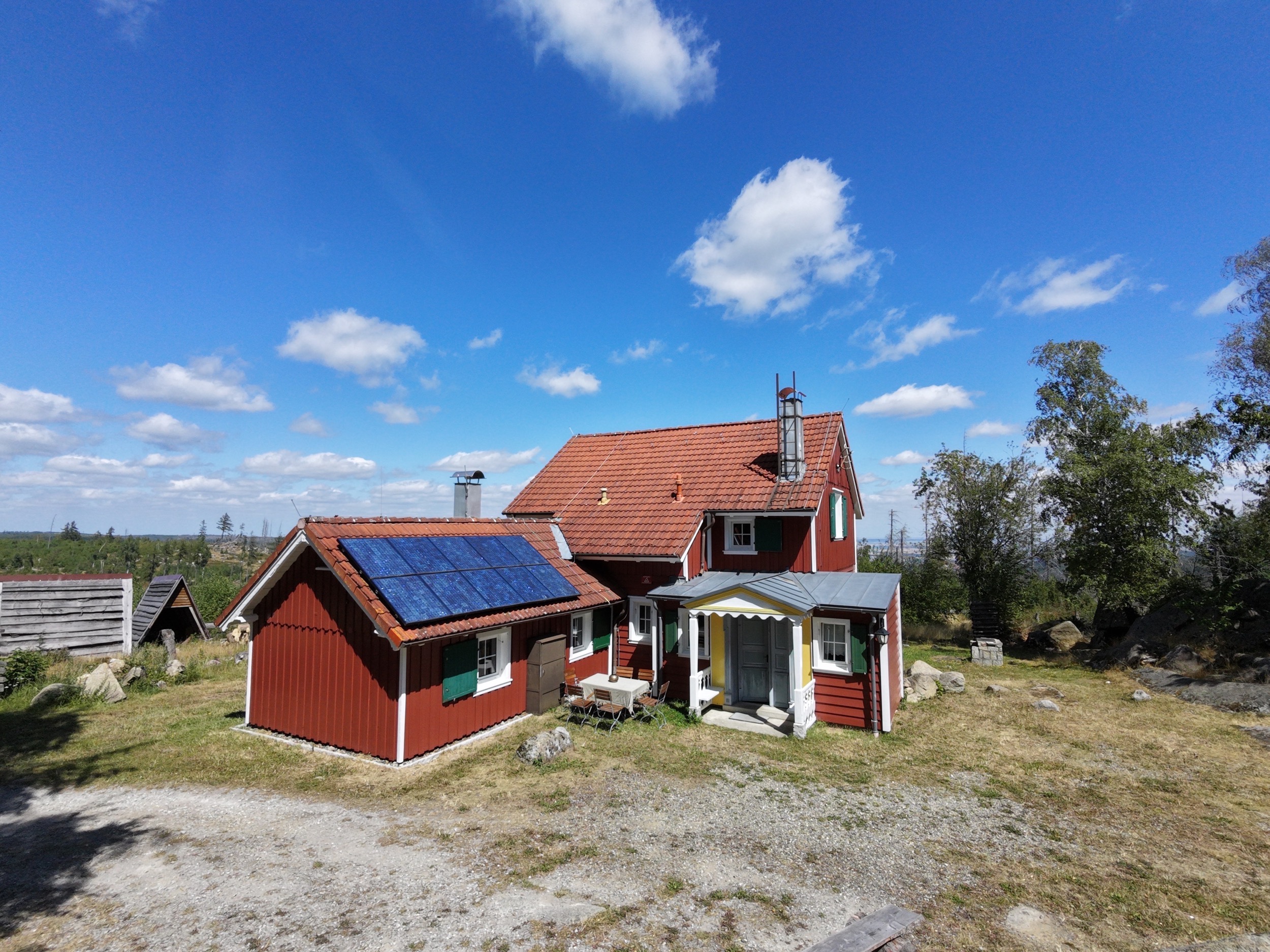 carlshaus luftaufnahme mit dramatischem wolkenhimmel und solaranlage