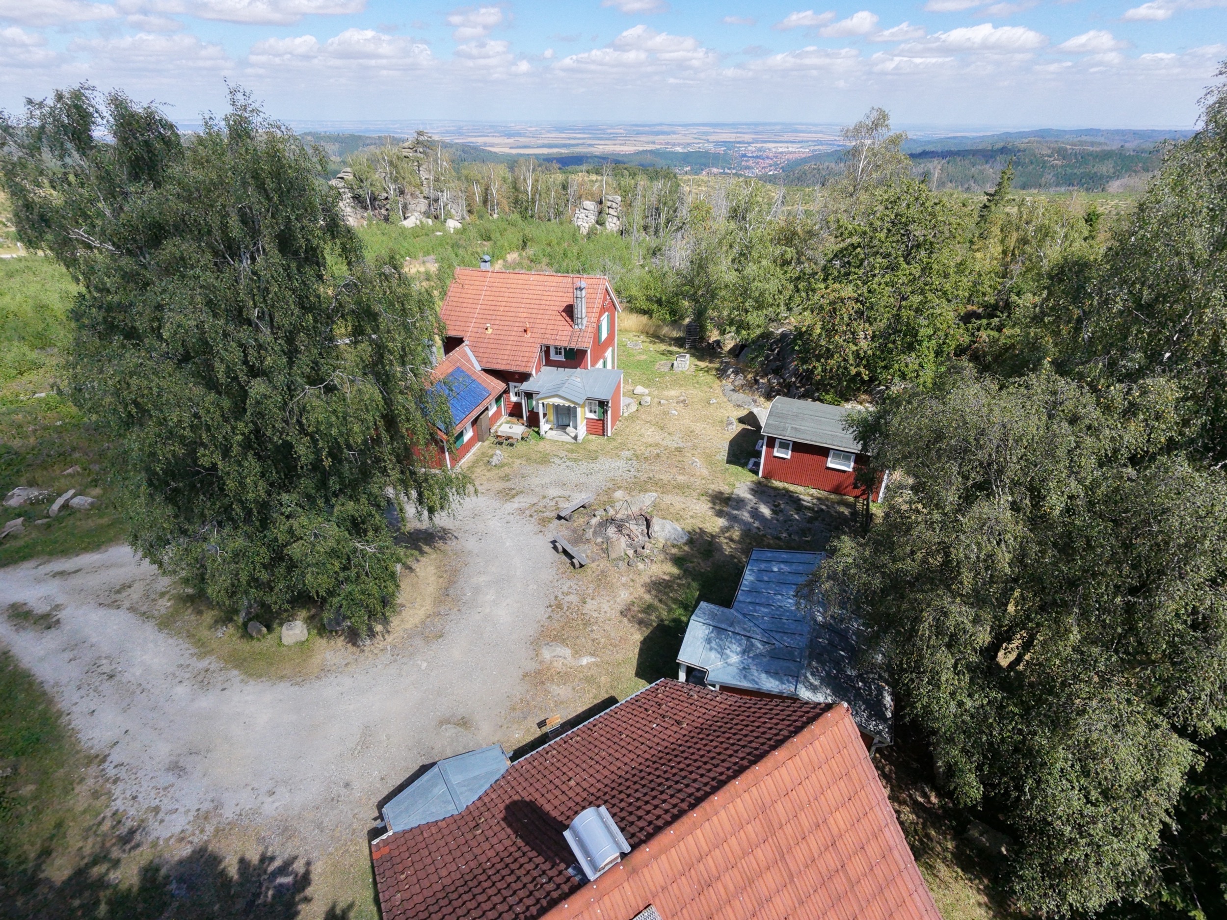 carlshaus luftaufnahme mit panoramablick auf harzer felsen und tal