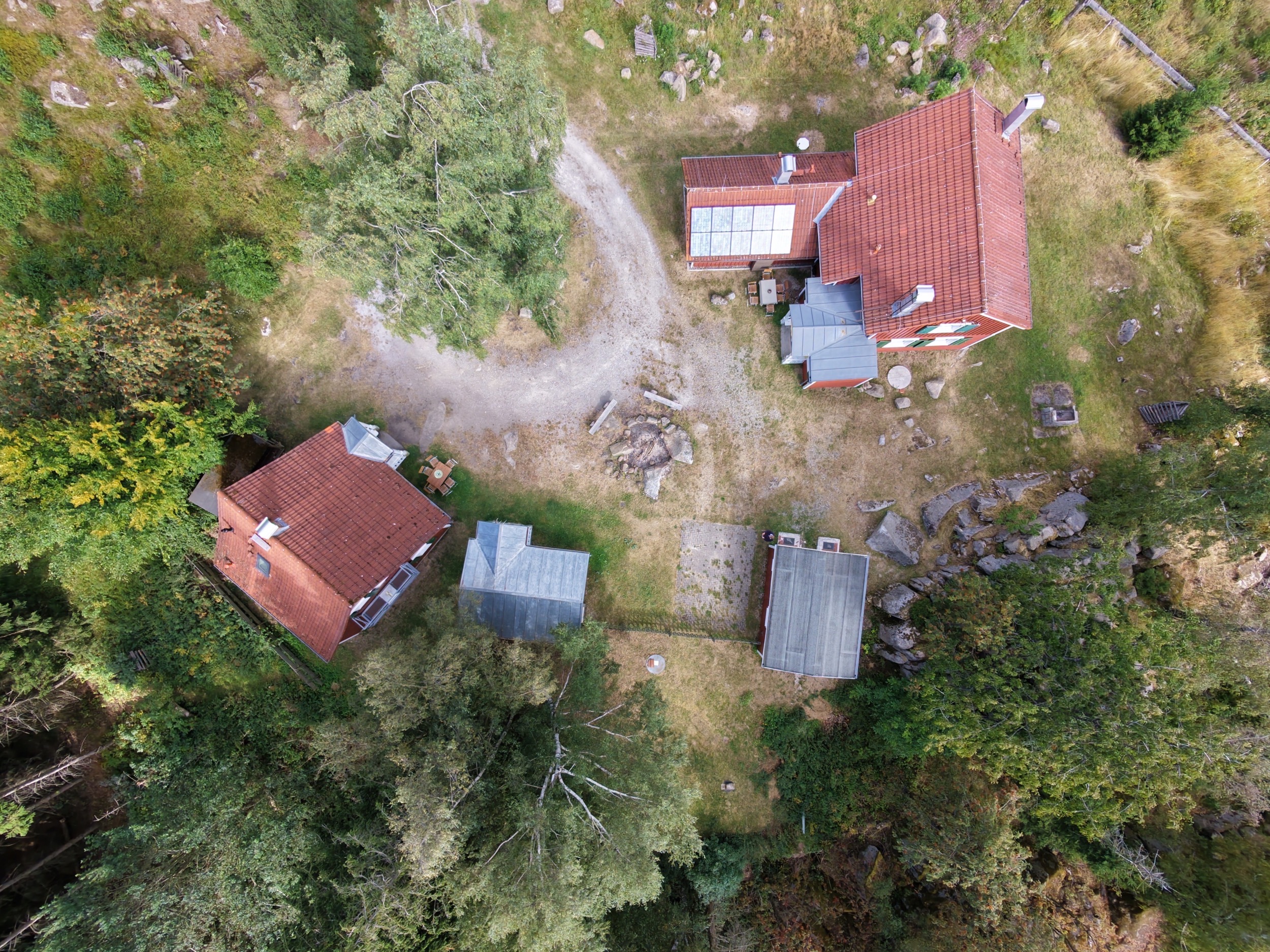 carlshaus luftaufnahme senkrecht von oben auf hof und gebaeude