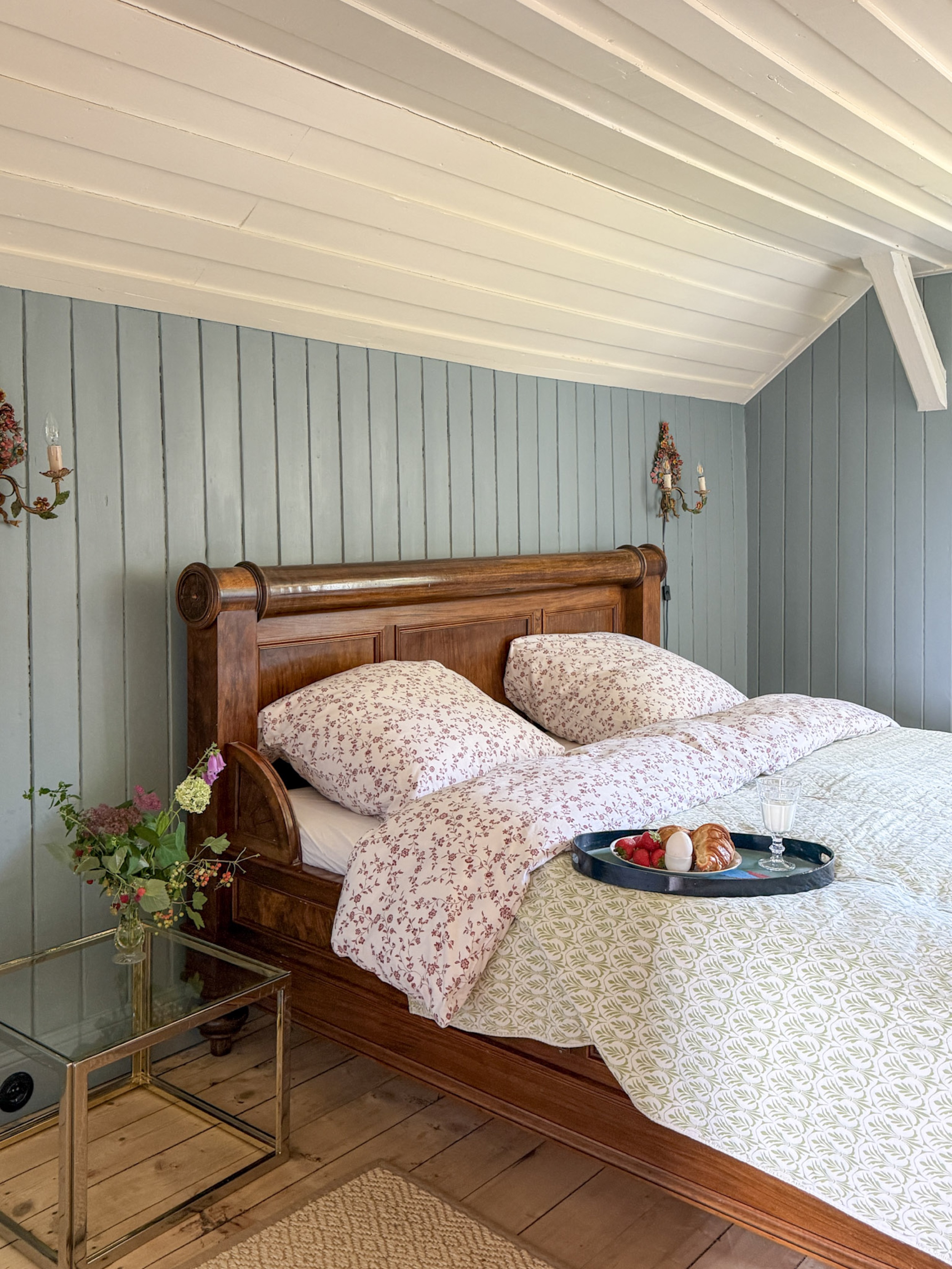 carlshaus-schlafzimmer-schlittenbett-blaue-vertaefelung-fruehstueckstablett-weitwinkel