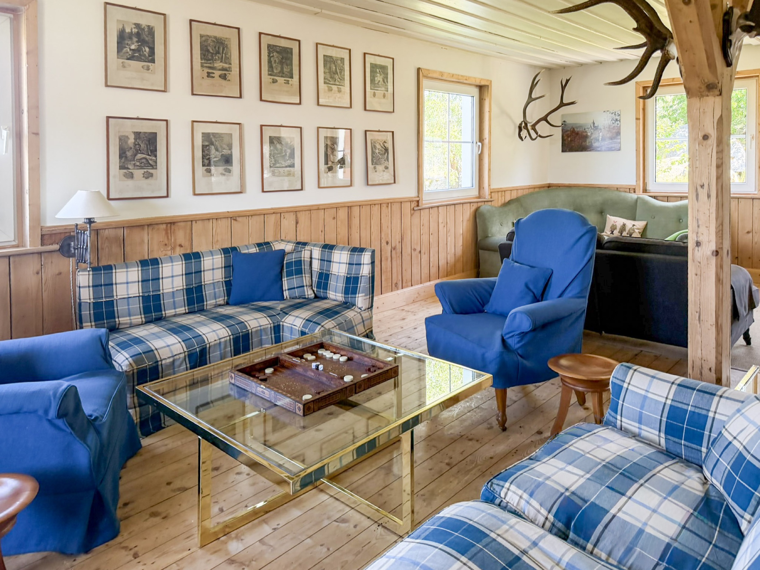 carlshaus wohnzimmer bildergalerie blaue sessel backgammon geweih weitwinkel