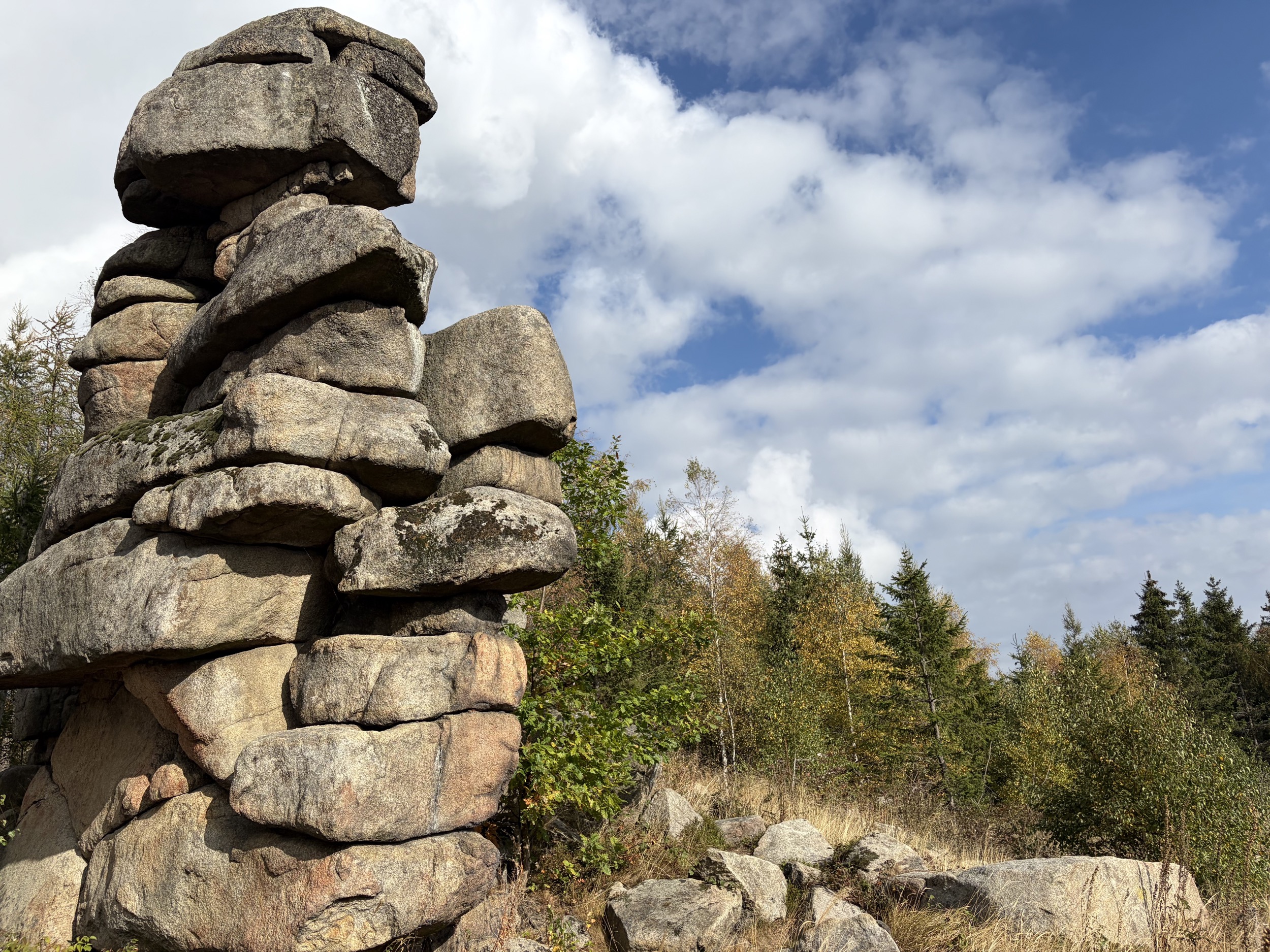 harz nahaufnahme geschichteter felsturm aus granitbloecken