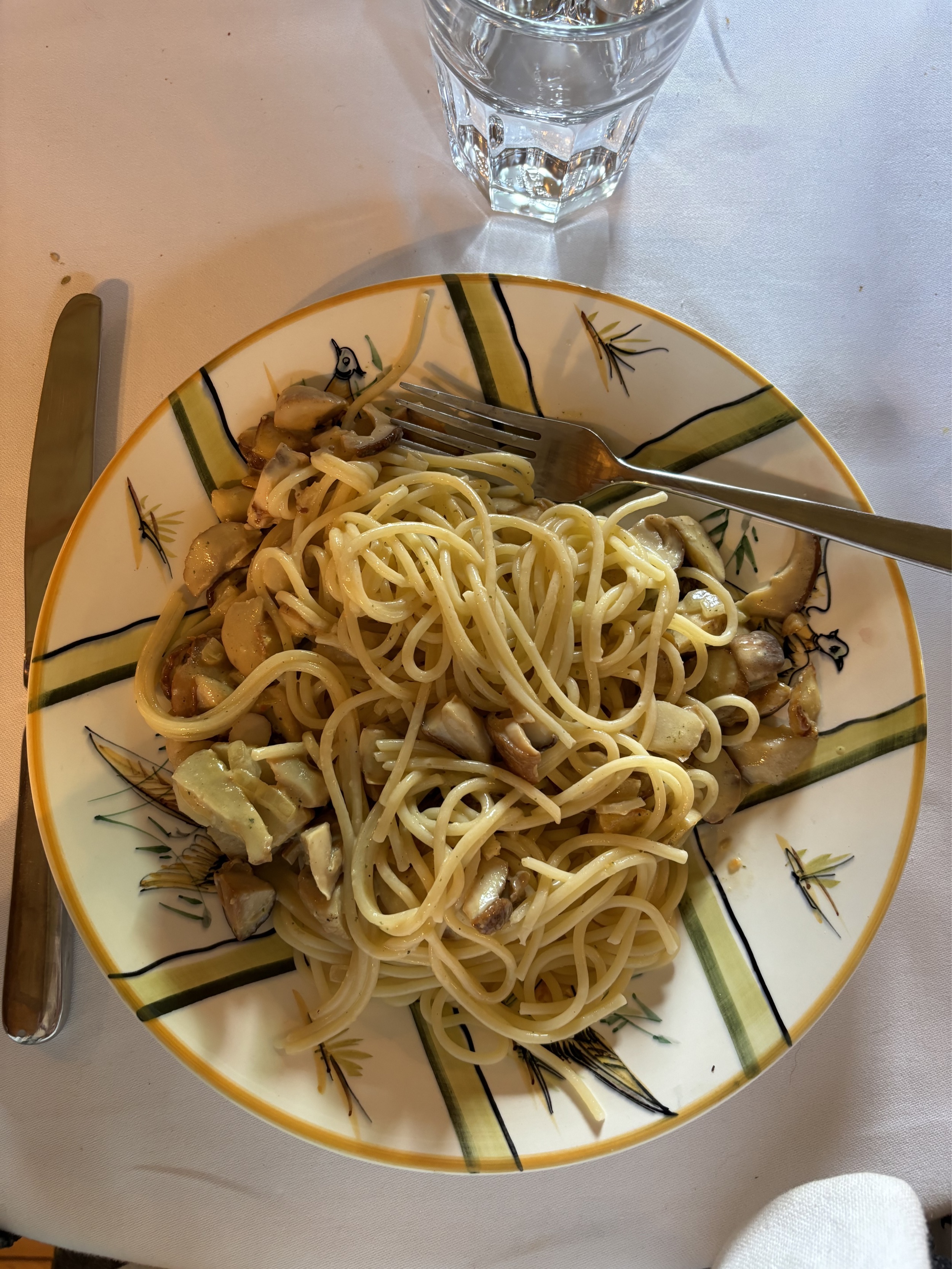 harz-spaghetti-mit-pilzen-auf-gedecktem-restauranttisch