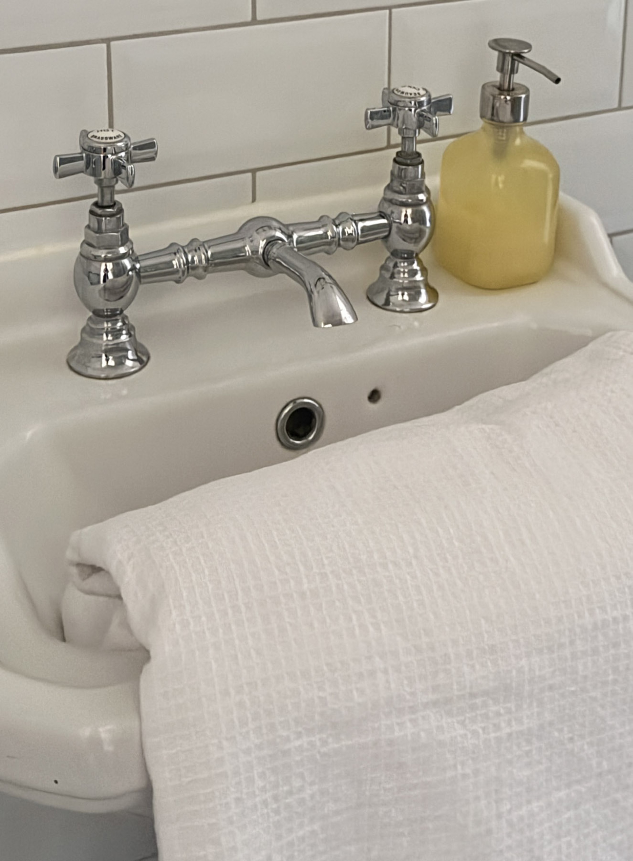 hexenhaus-armatur-mit-kreuzgriffen-im-badezimmer