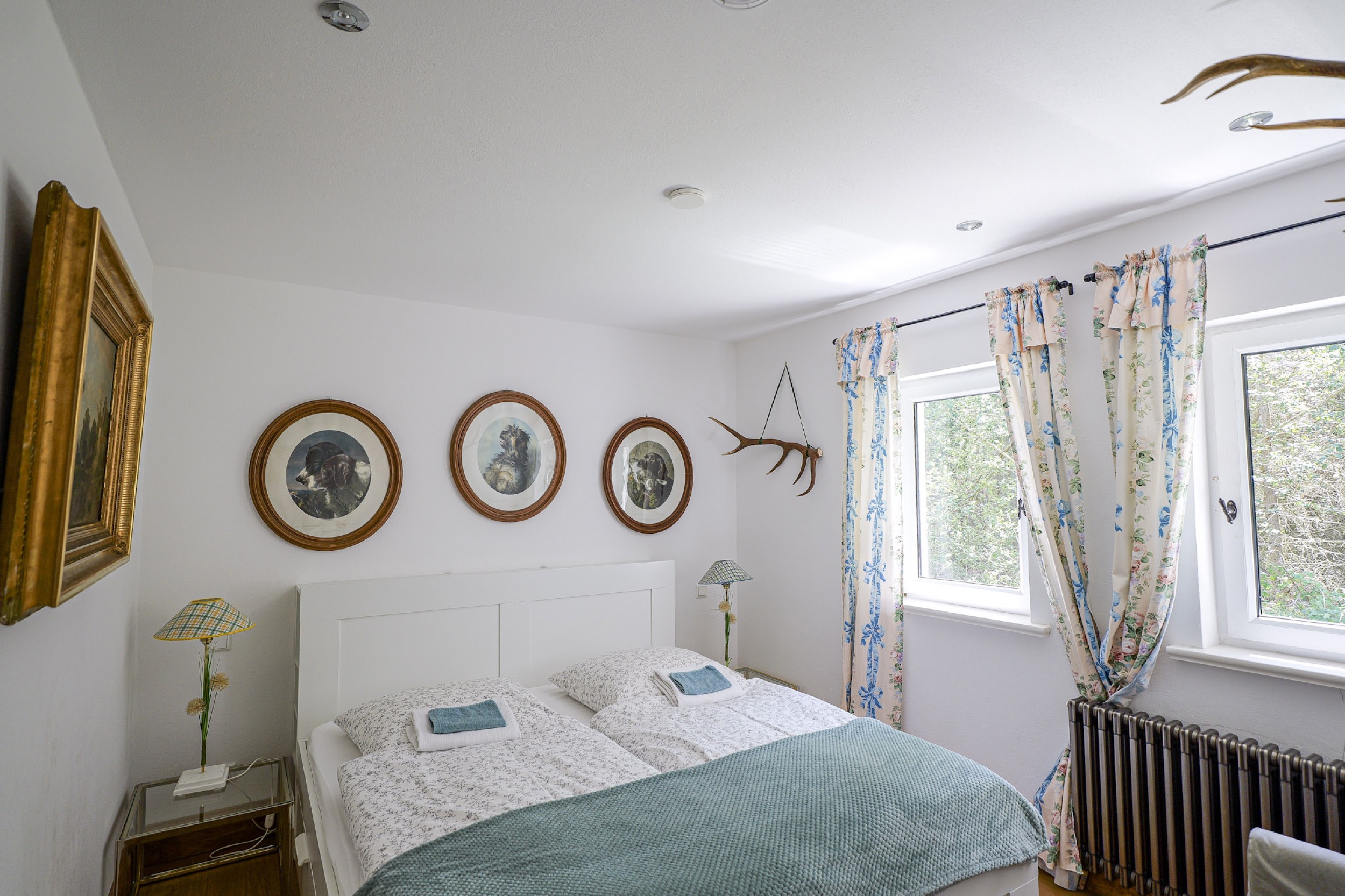 hexenhaus aug 26 doppelbett mit runden tierbildern und geweih harz