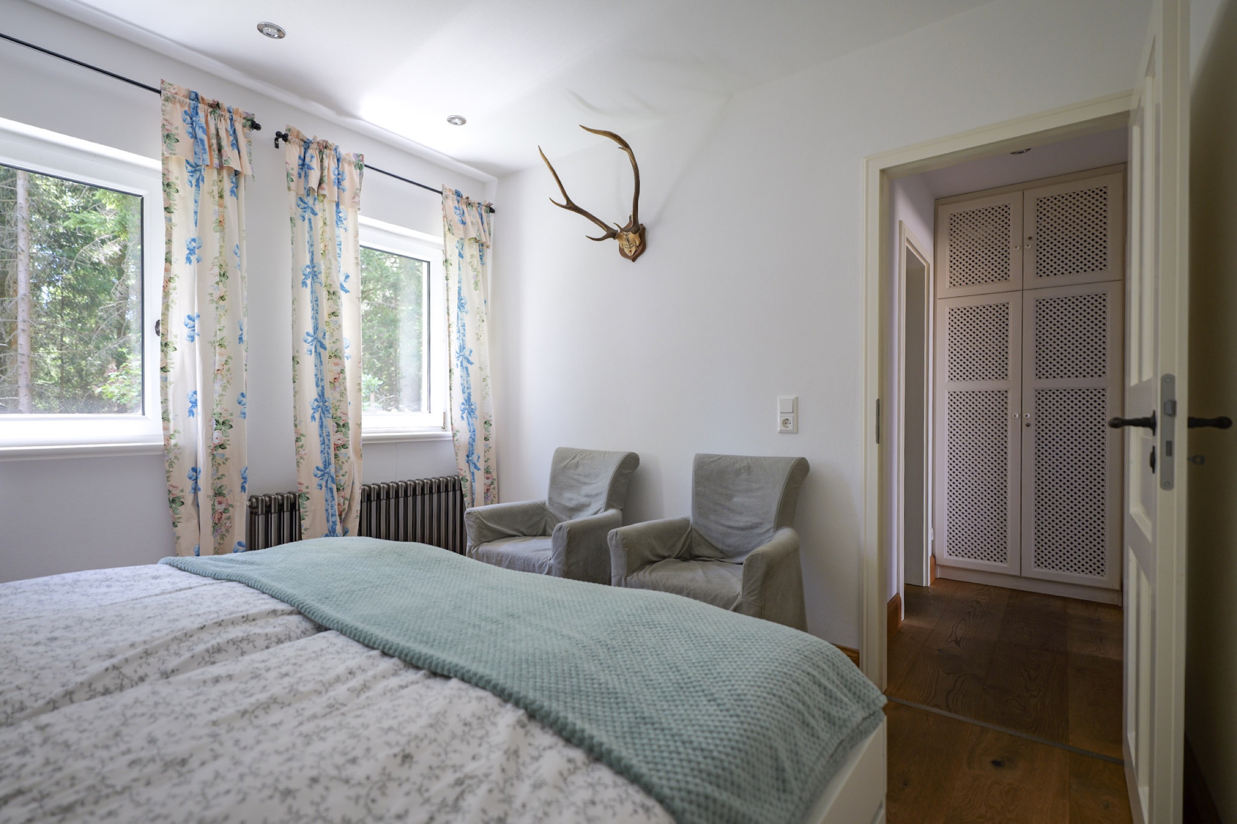 hexenhaus aug 26 kueche mit fruehstuecksplatte und blauer tuer harz