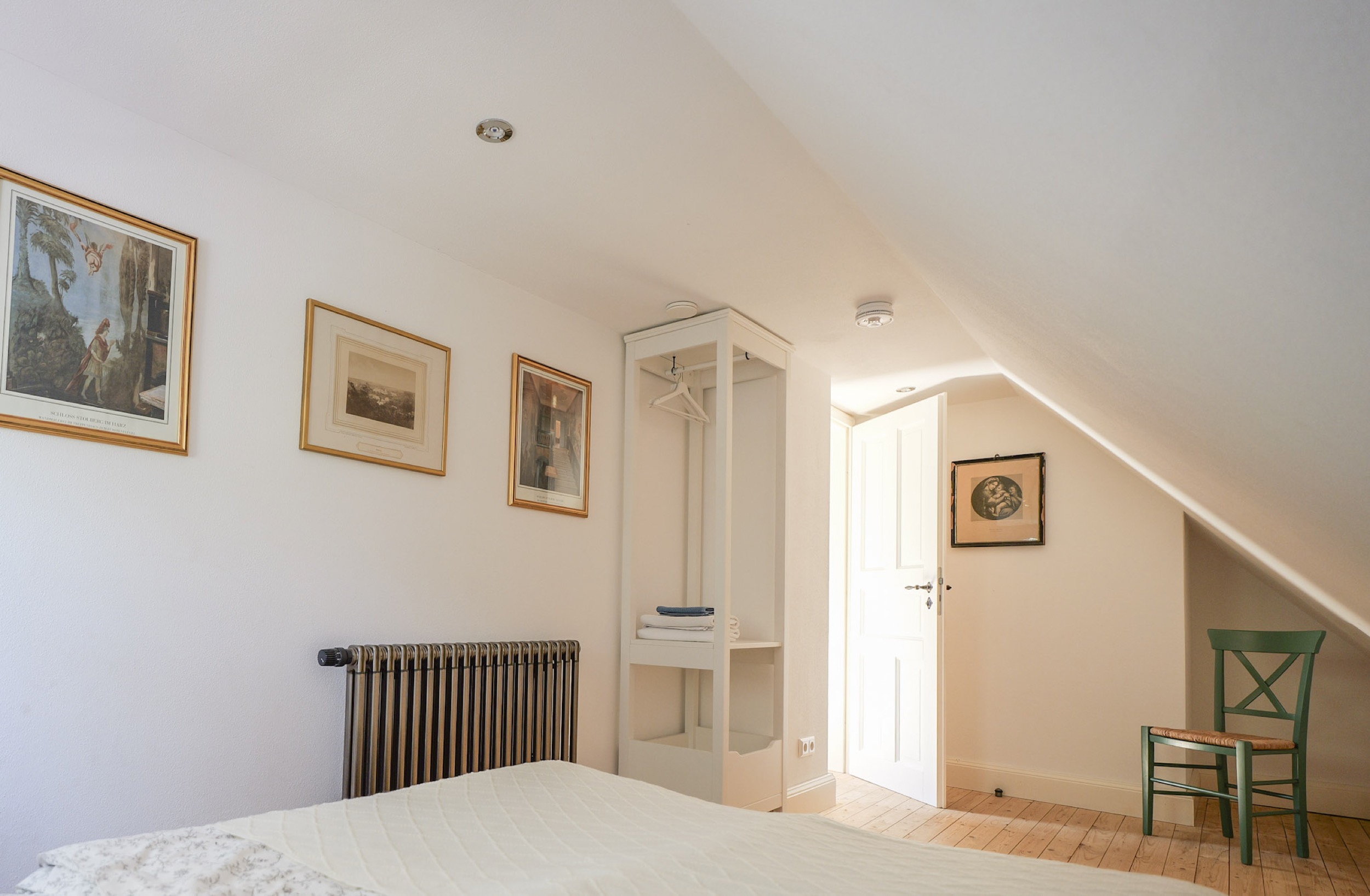 hexenhaus aug 26 schlafzimmer mit bildergalerie und offenem kleiderschrank harz