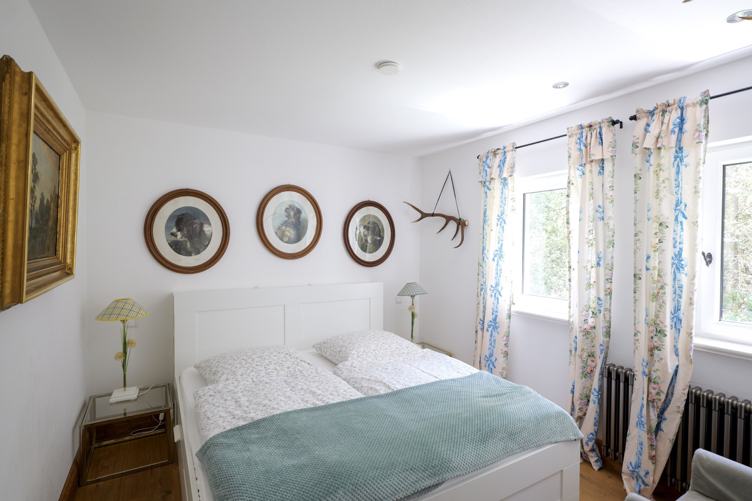 hexenhaus aug 26 schlafzimmer mit sesseln und eingebautem kleiderschrank harz
