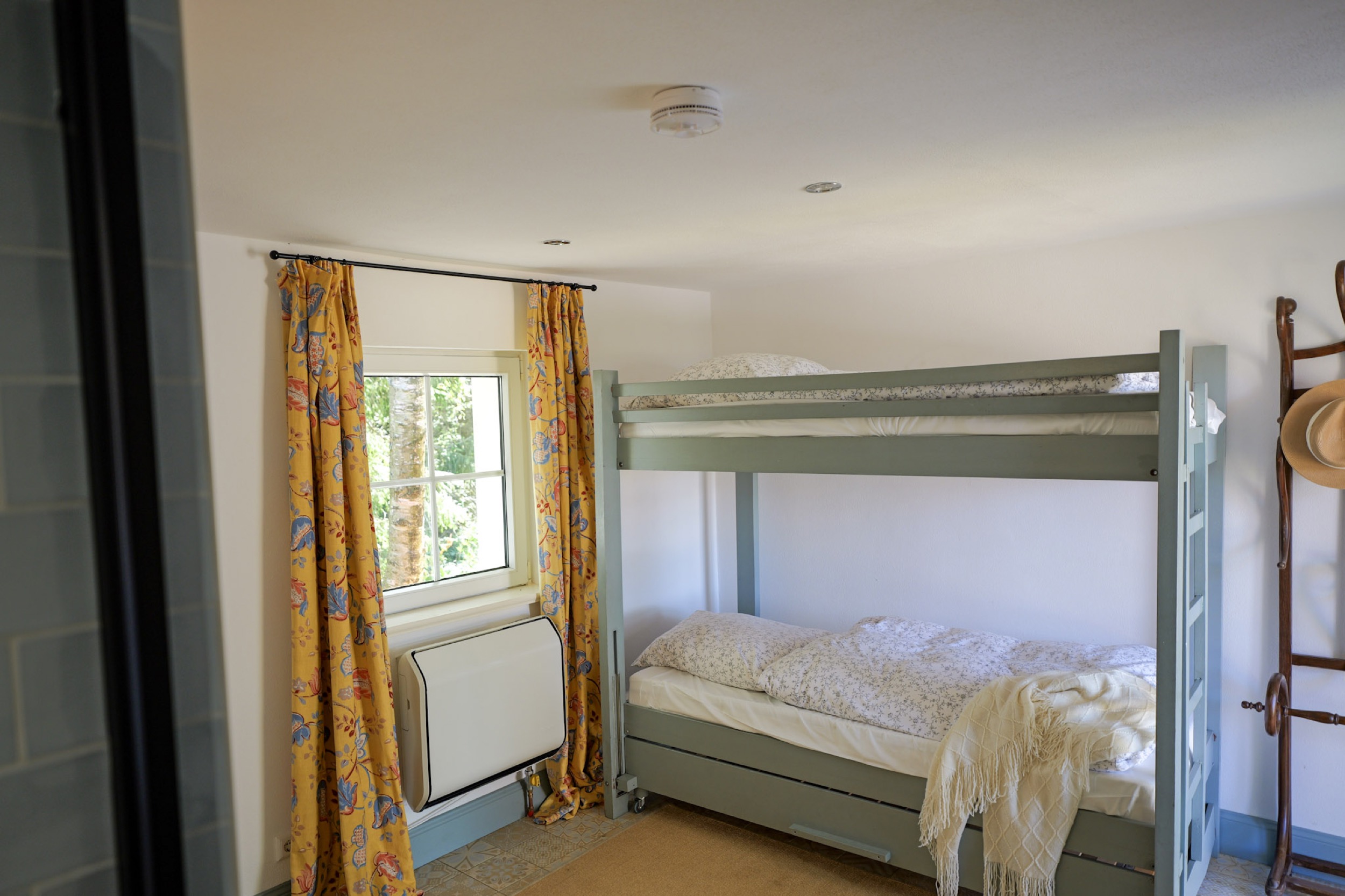 hexenhaus aug 26 stockbett zimmer mit hutablage und vorhang harz