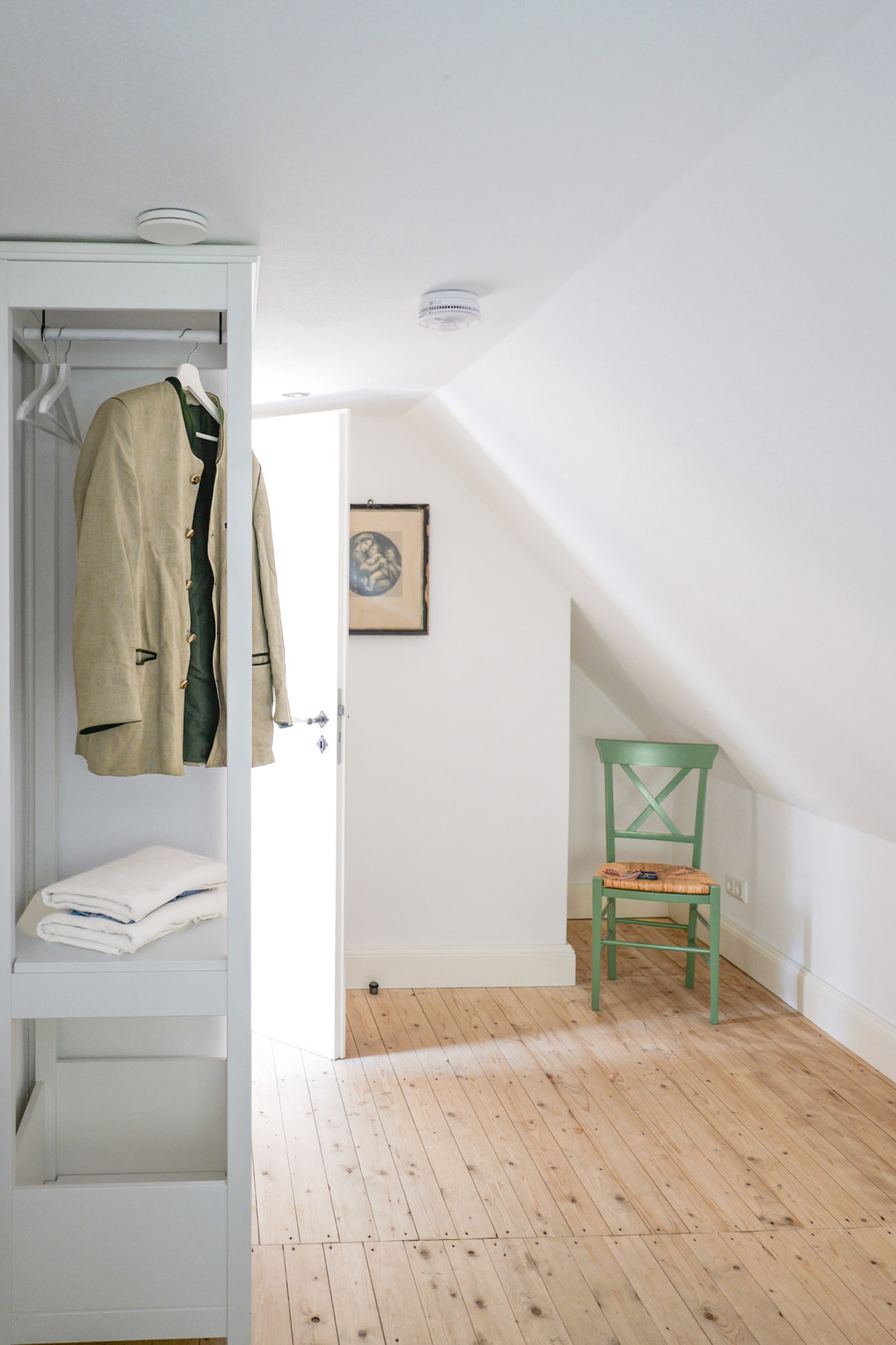 hexenhaus-begehbarer-kleiderschrank-mit-jacke-und-waesche